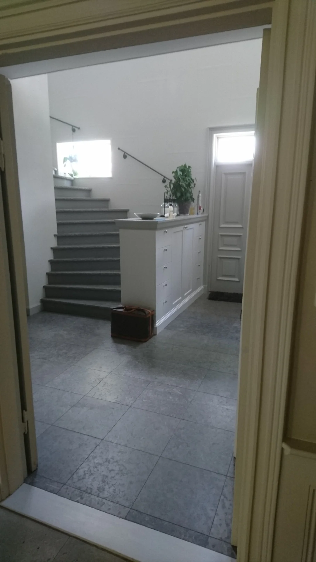 Öppen planlösning med trappa