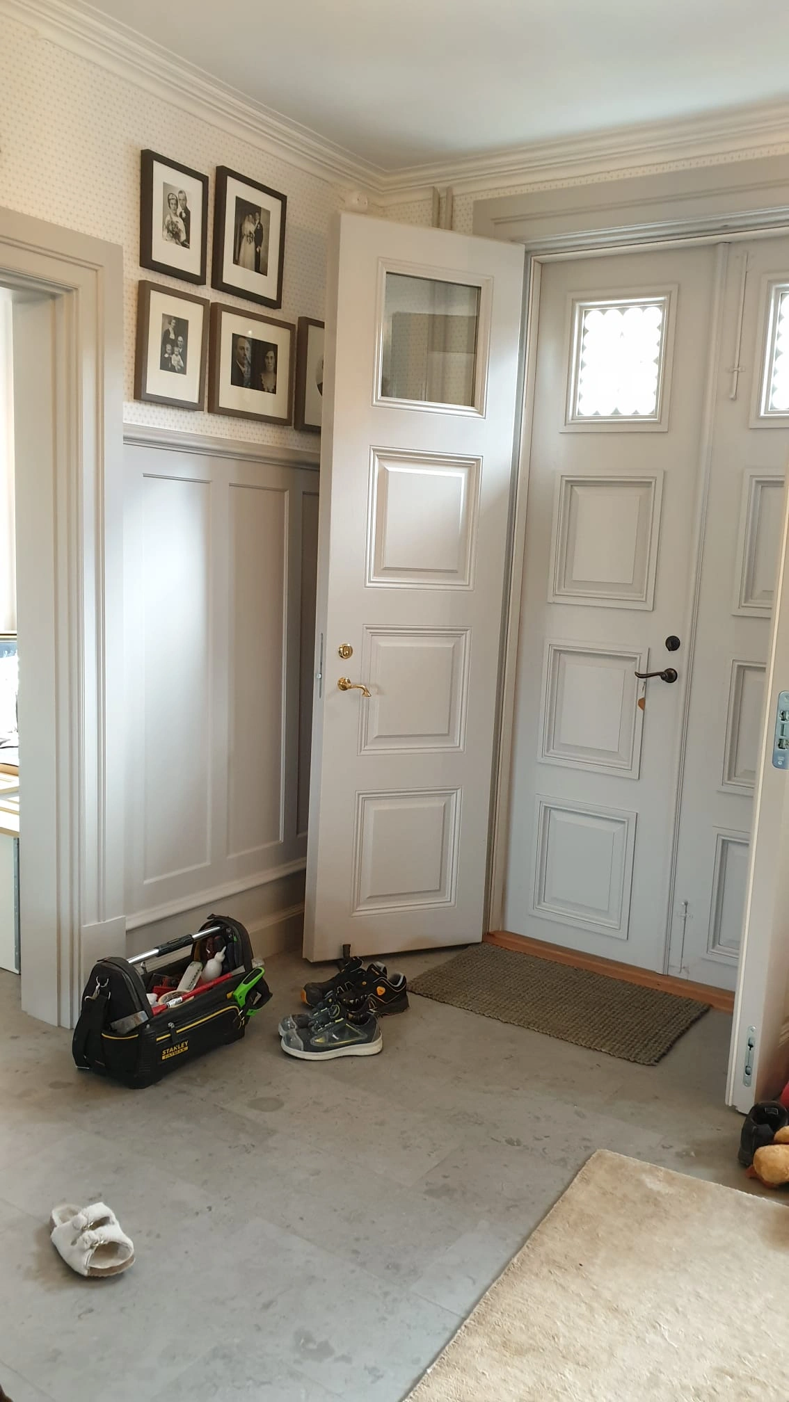 Vita innerdörrar med speglar