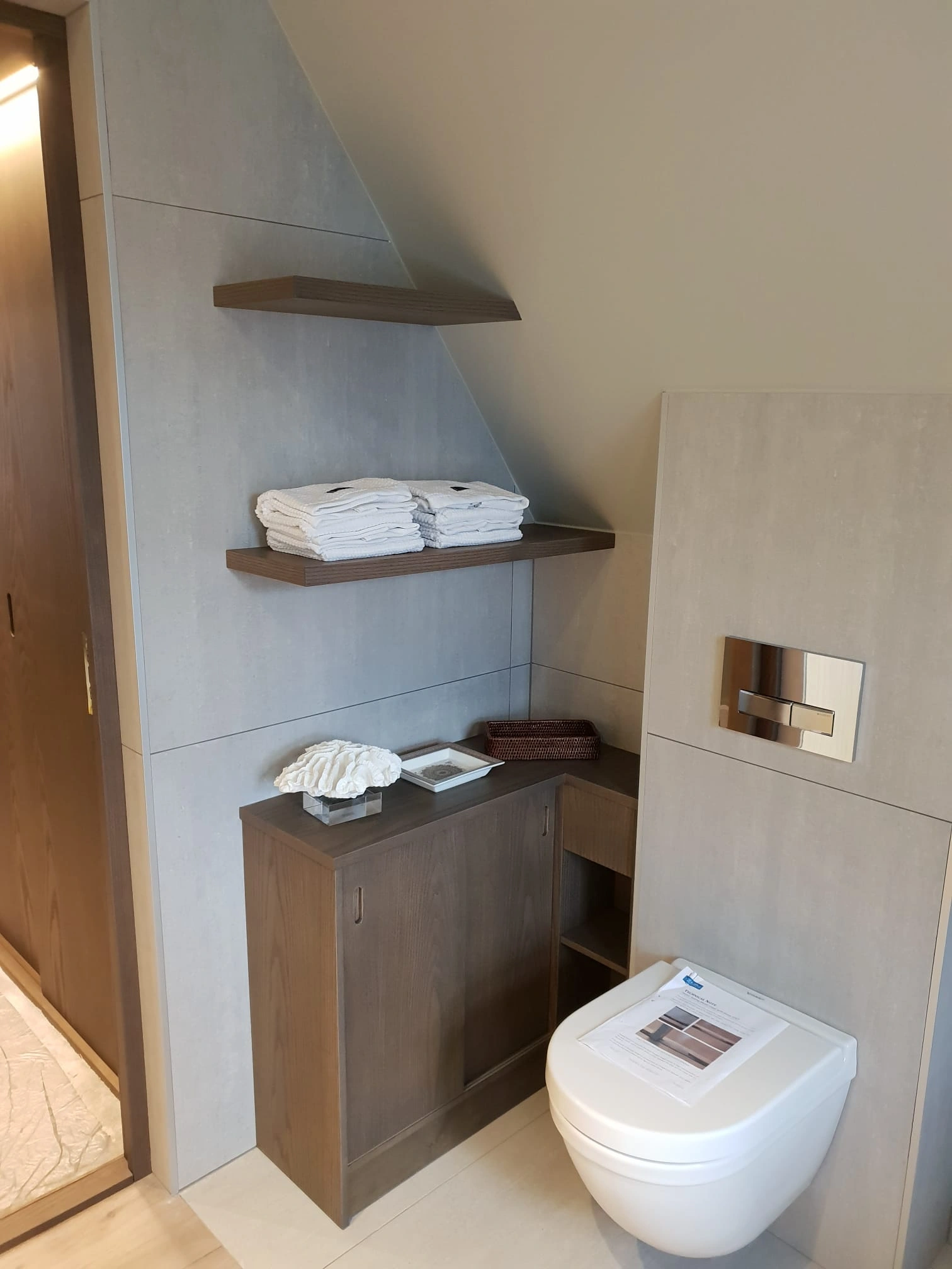 Badrum med inbyggd förvaring