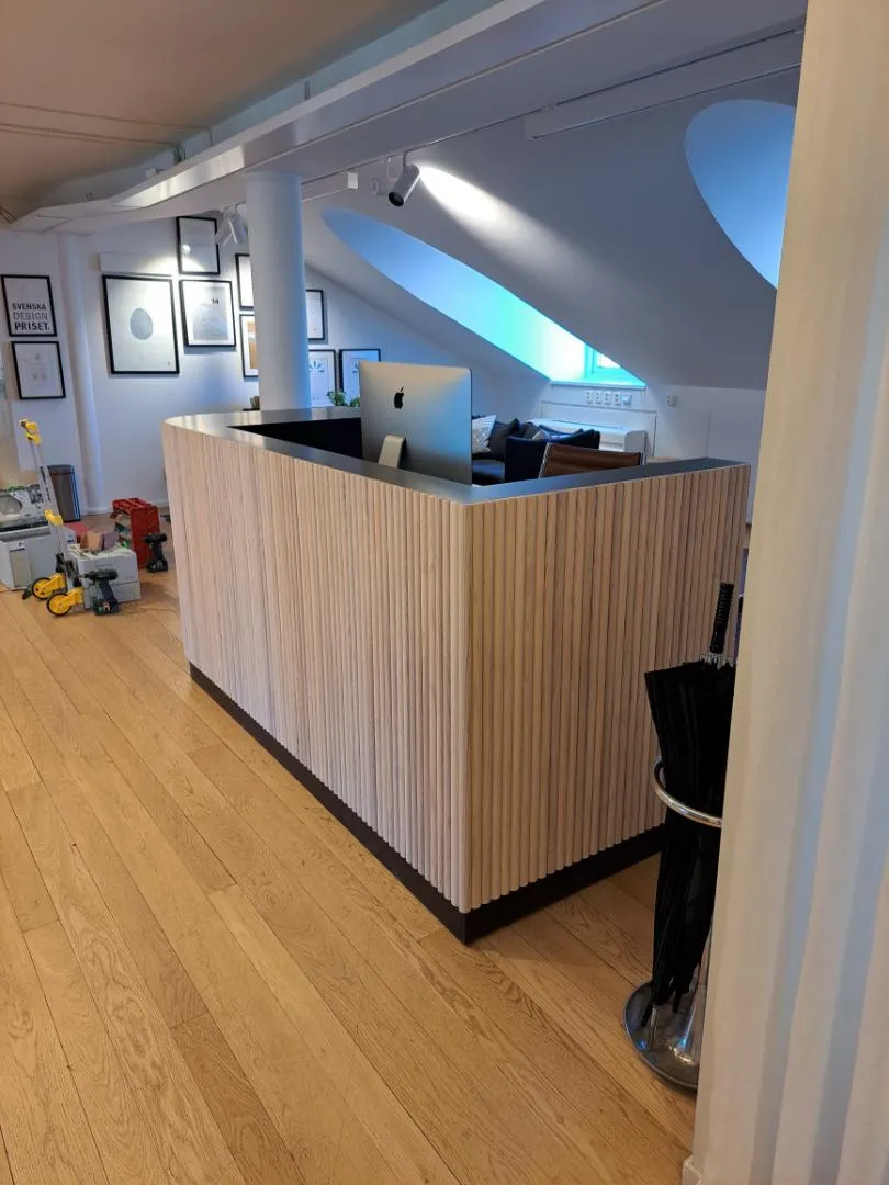 Reception med träpaneler