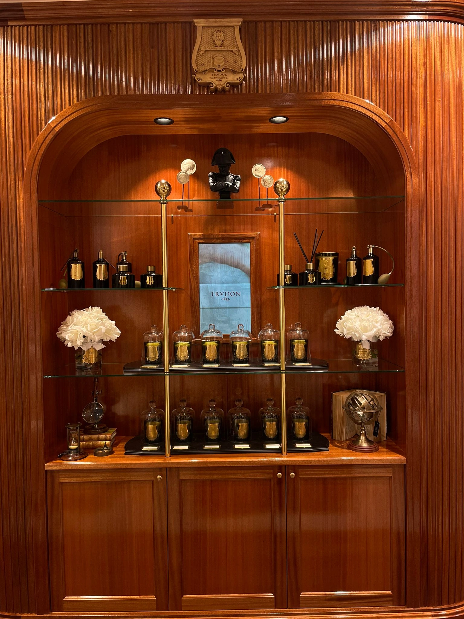 Elegant vitrinskåp i lyxig butiksinredning