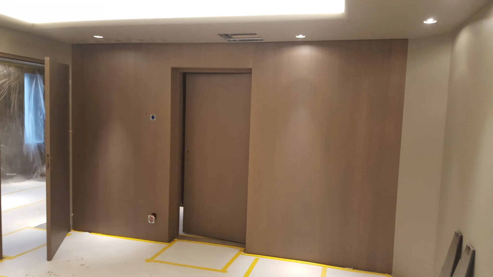 Bruna moderna dörrar