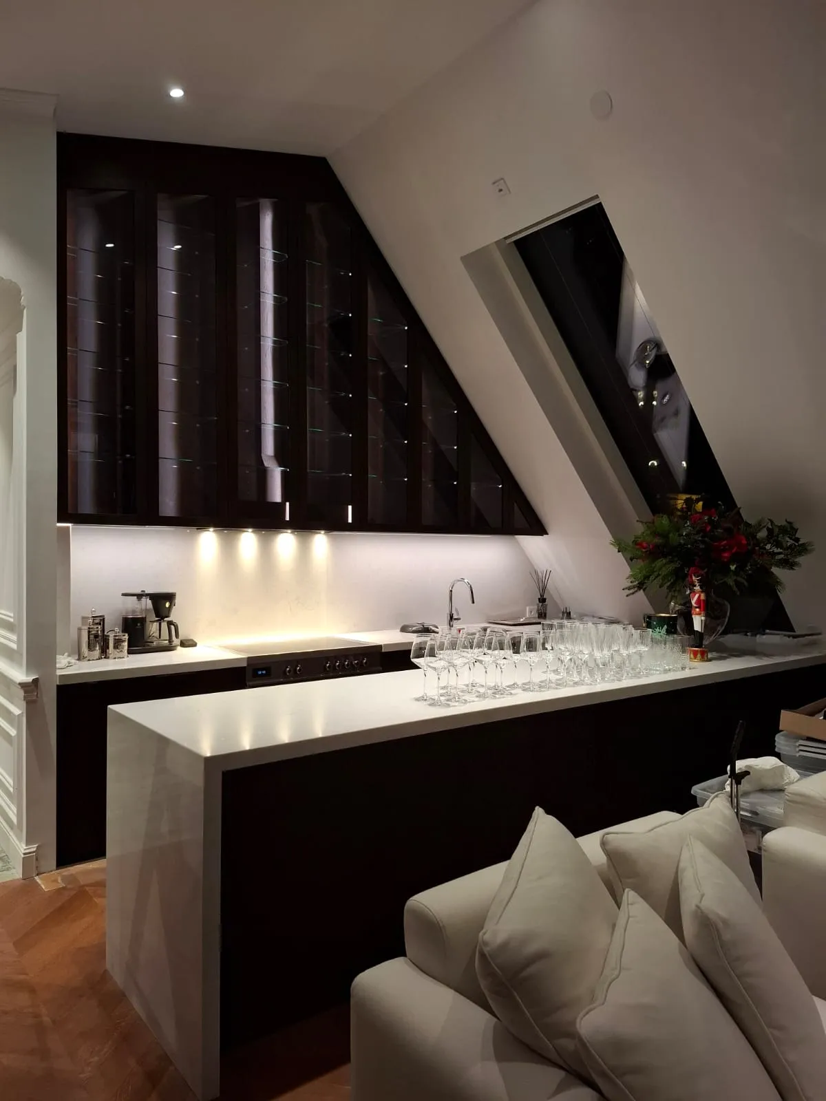 Svart bokhyllvägg vid trappa