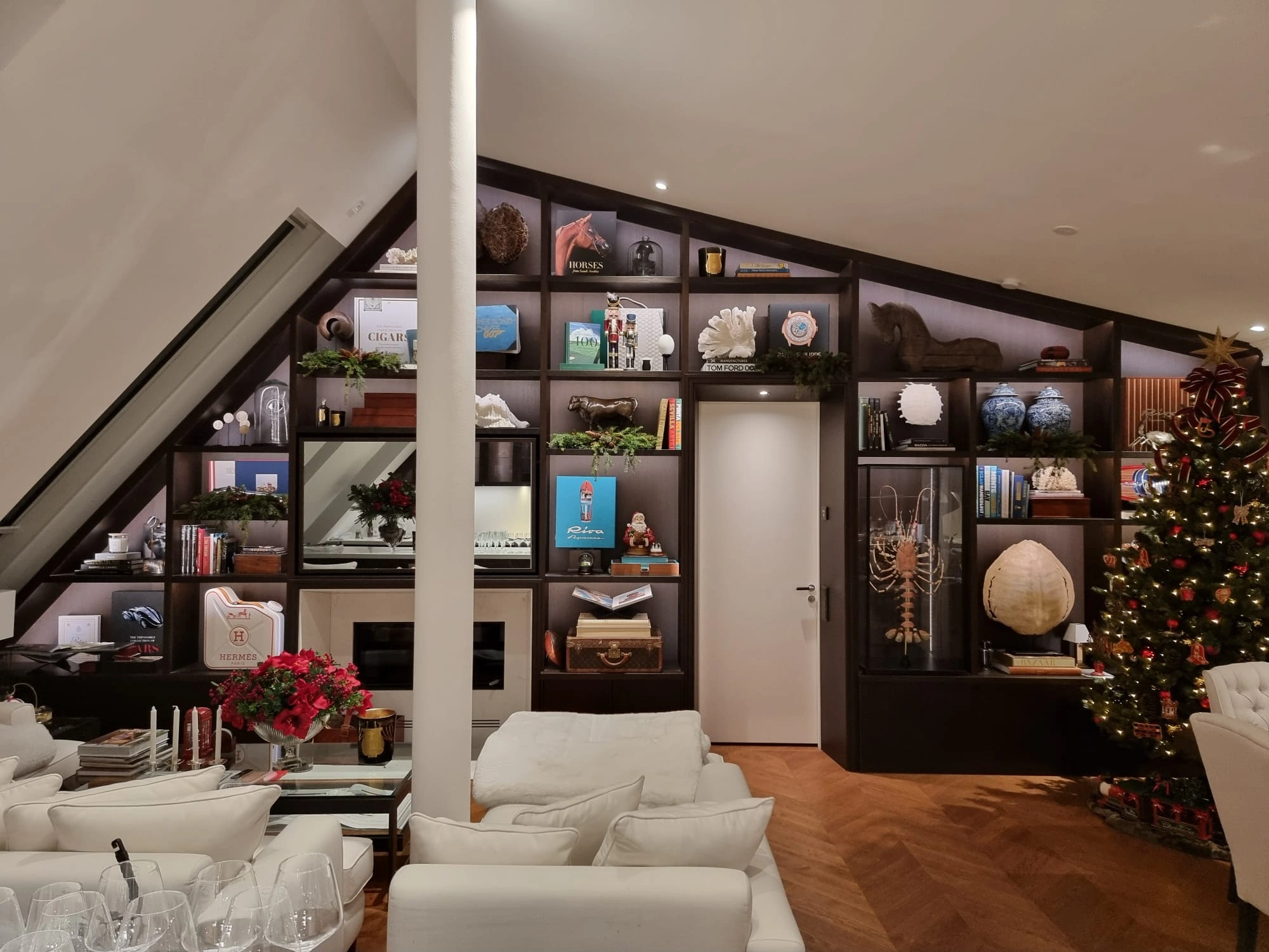 Lyxig walk-in closet med designerväskor