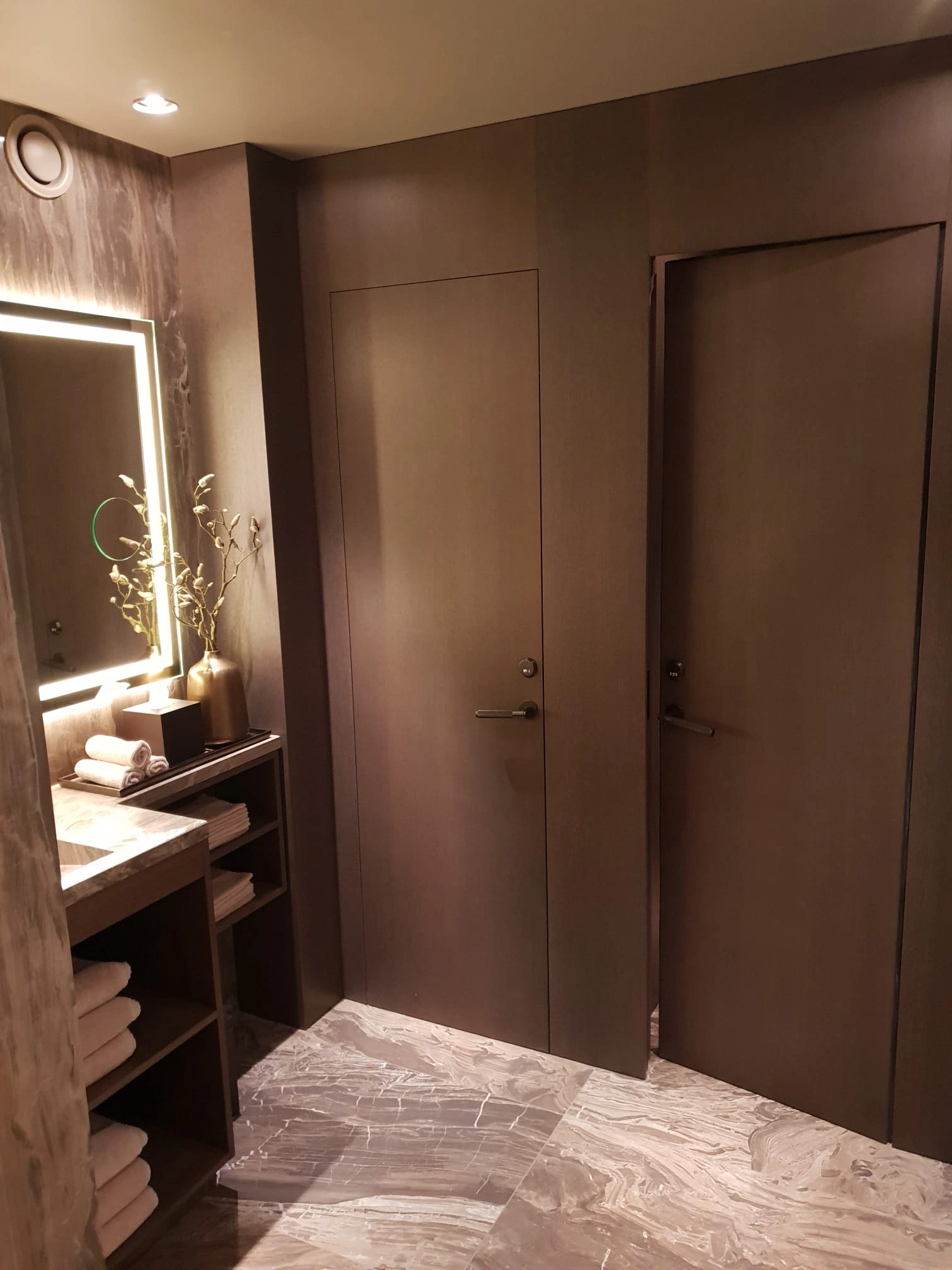 Spa-område med dörrar och LED-spegel