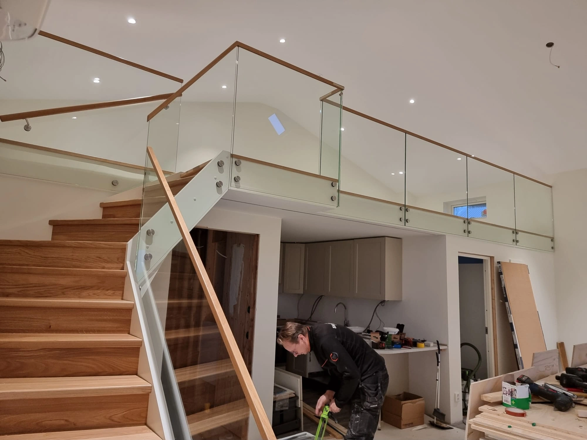 Modern trappa med glasräcke