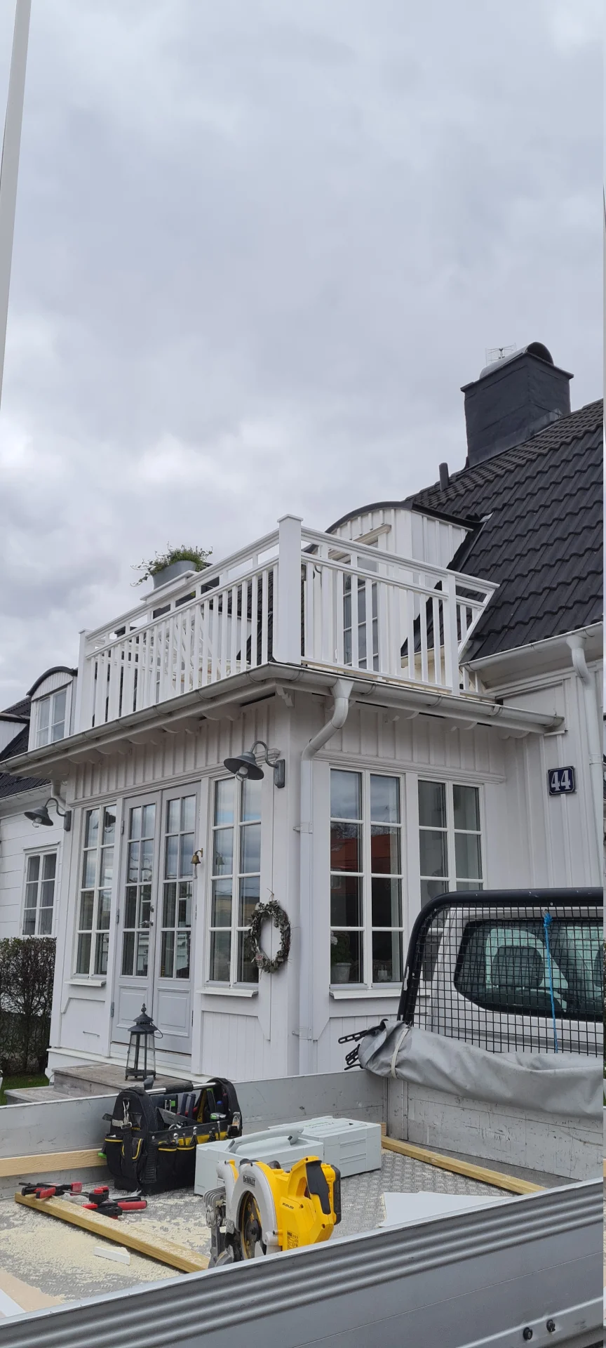 Klassiskt röd svenskt fönster med vita spröjs