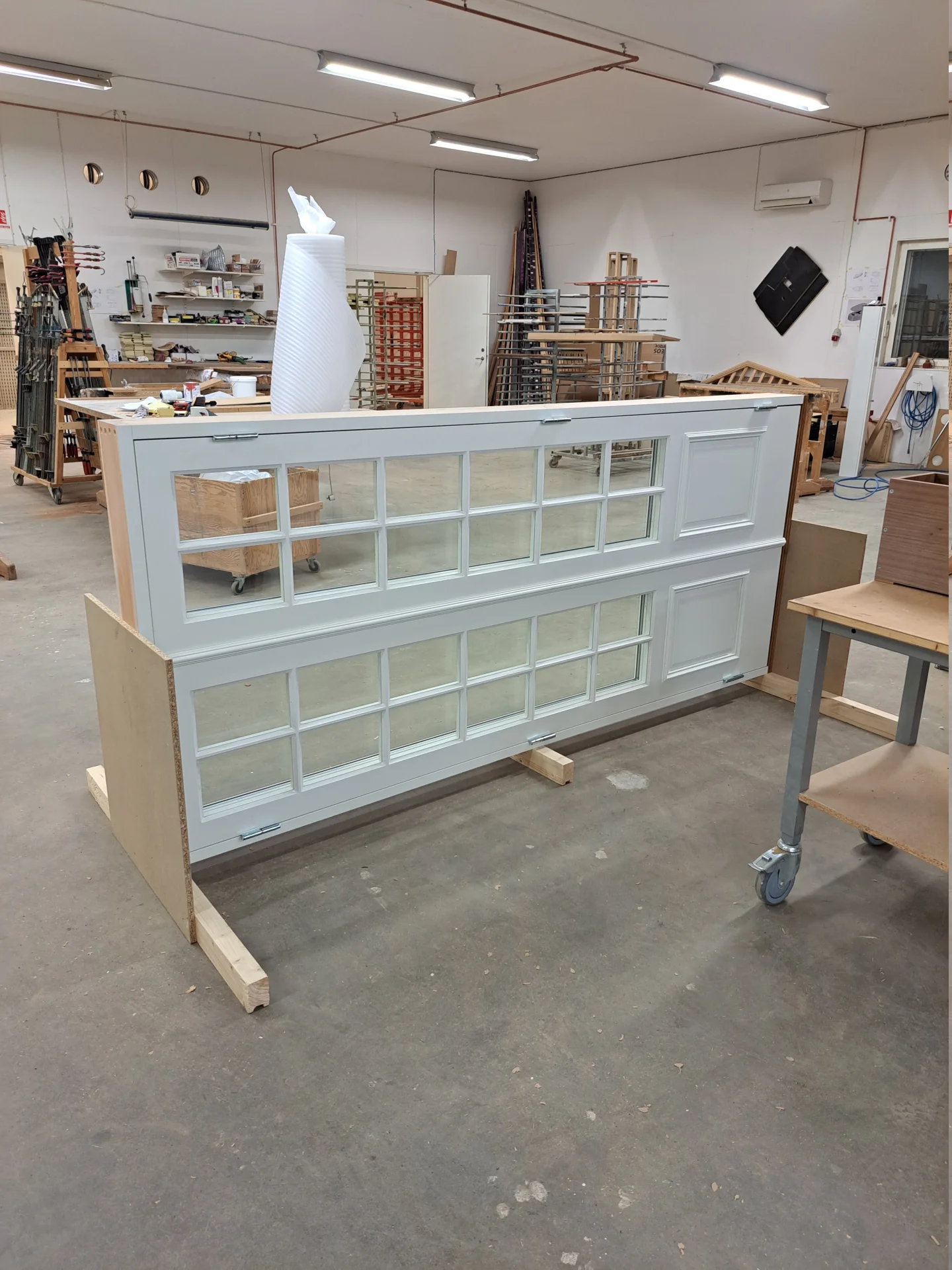 Röda traditionella fönster