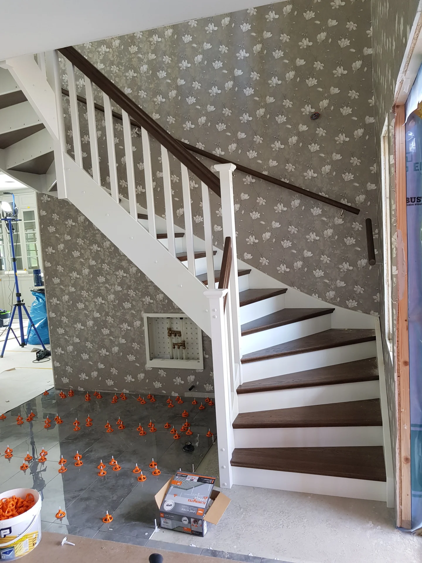 Ektrappa med glasräcke i öppen planlösning