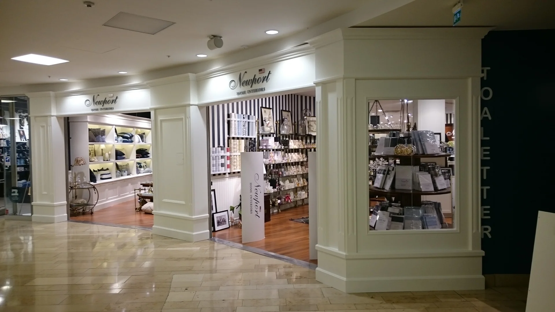 Modern trappa med ektrappsteg och glasräcke