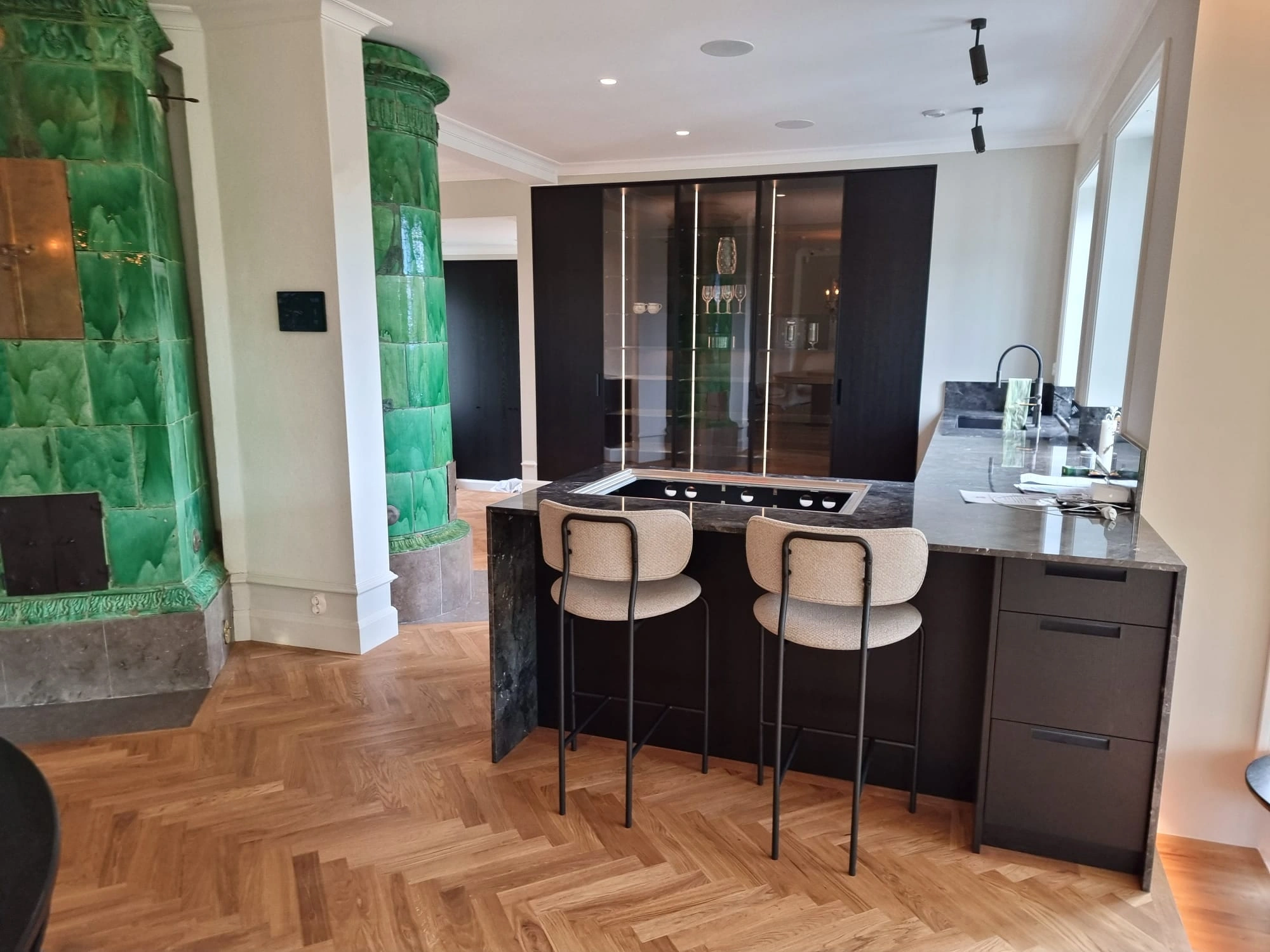 Modernt kök med kakelugn