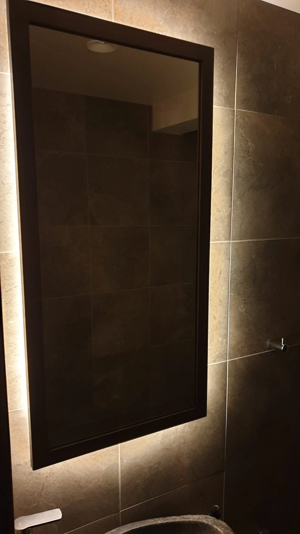 Duschvägg med LED-belysning