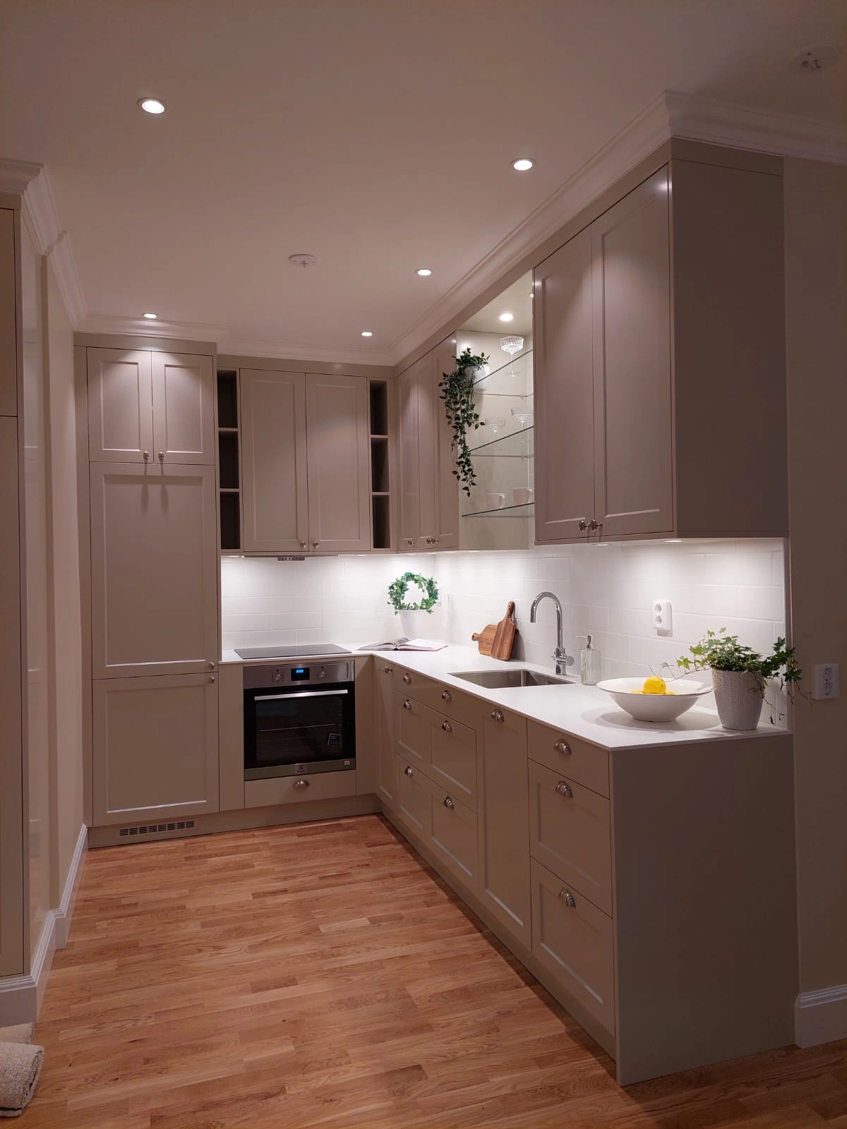 Beige kök med vitrinskåp