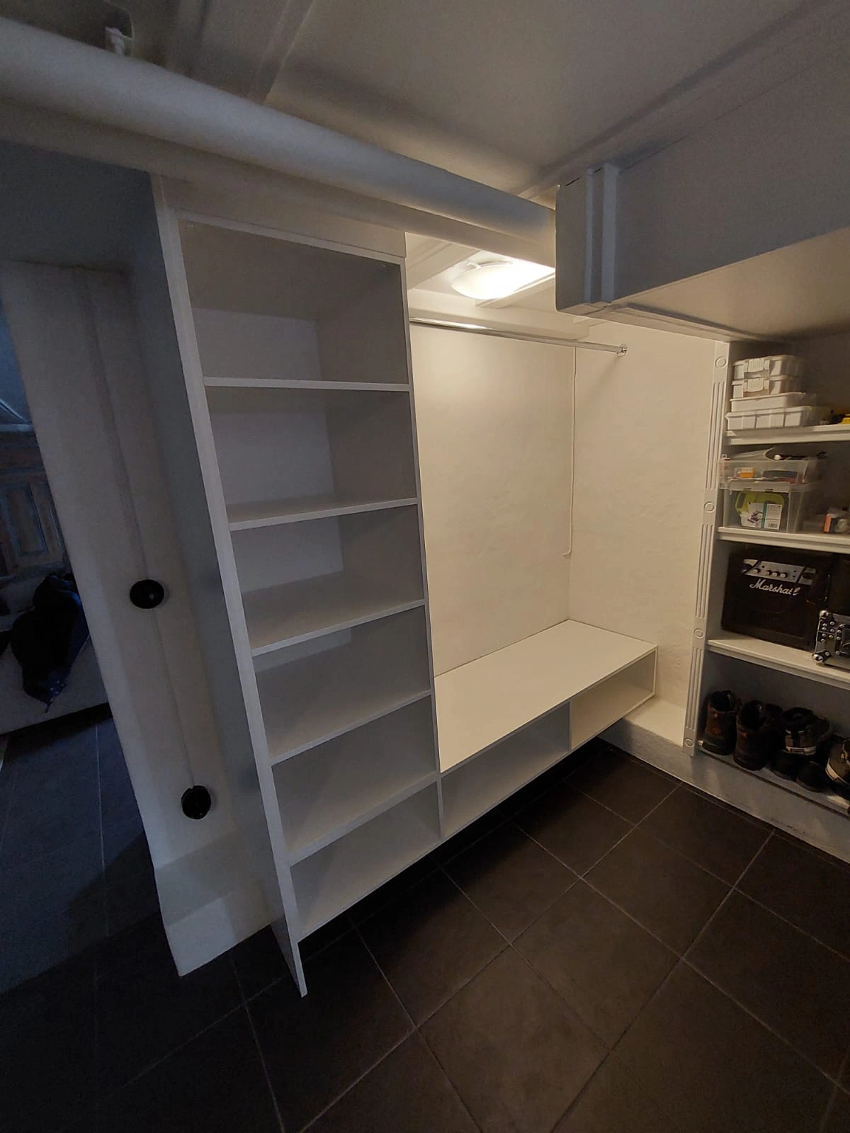 Walk-in closet med vita hyllor