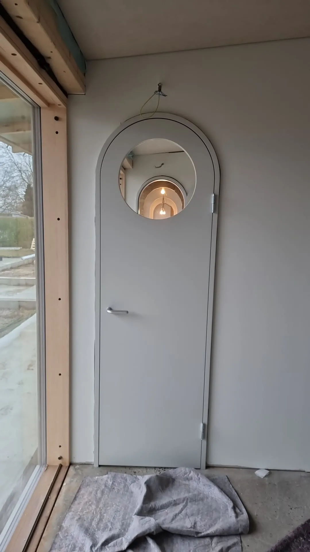 Välvd dörr med runt fönster