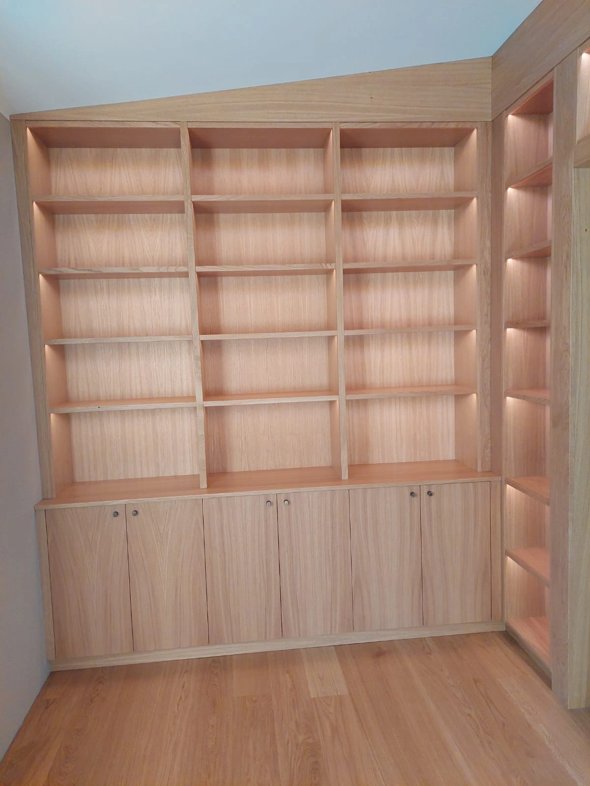 Bokhylla i ljust trä med LED