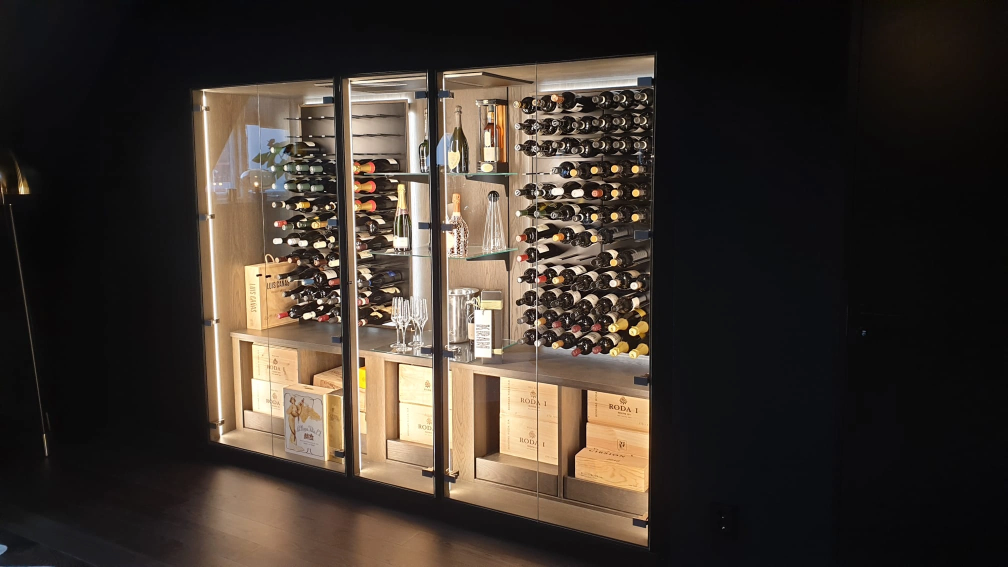 Vinförvaringsskåp med belysning