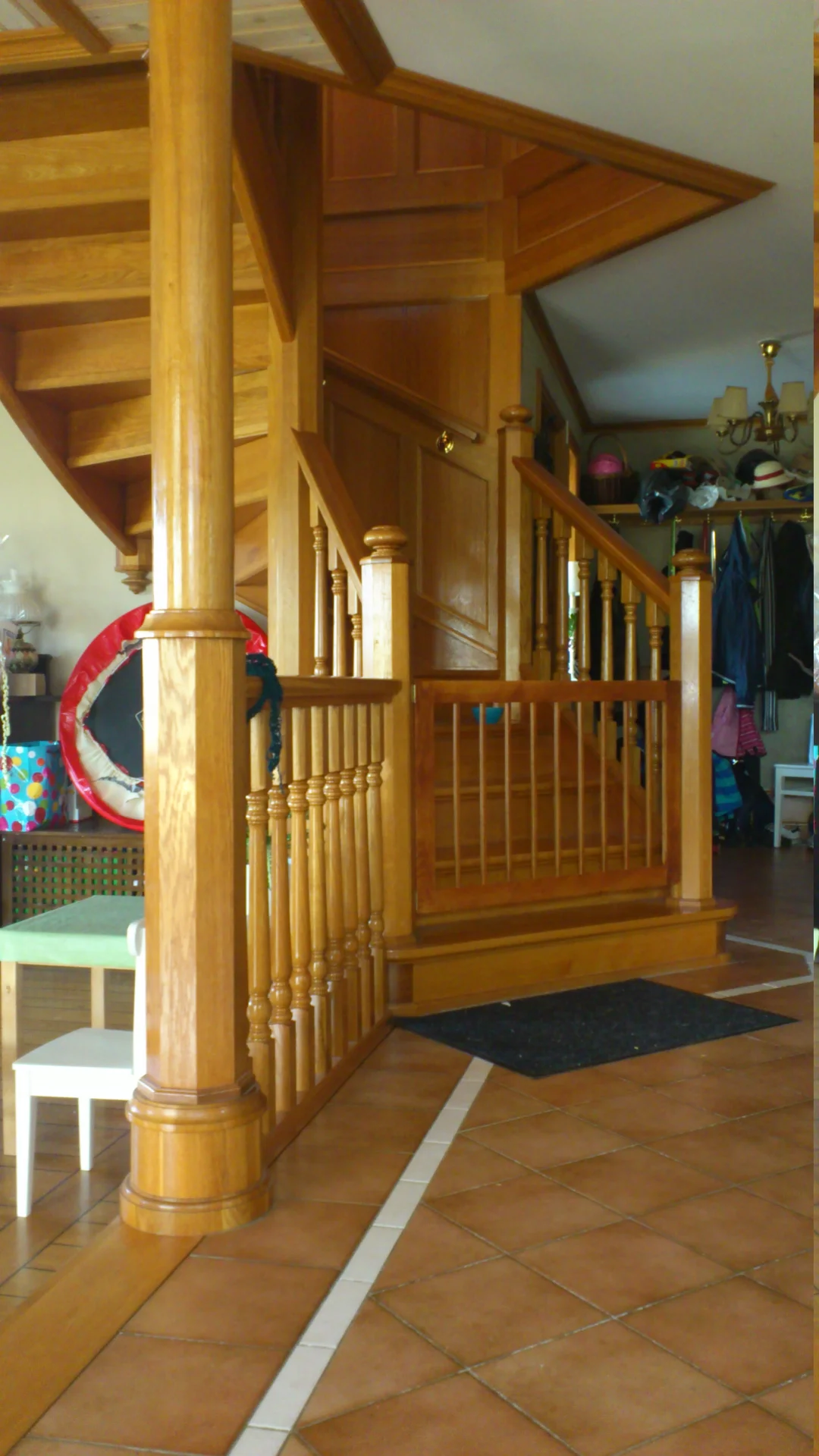 Hantverkare arbetar vid trappa