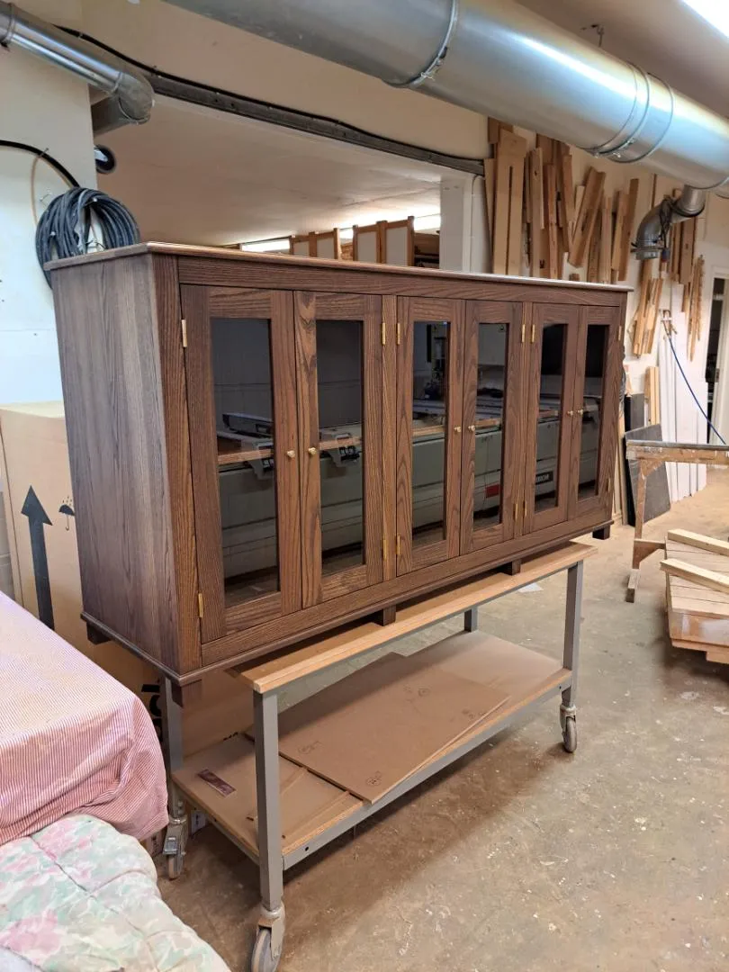 Vitrinskåp i verkstad