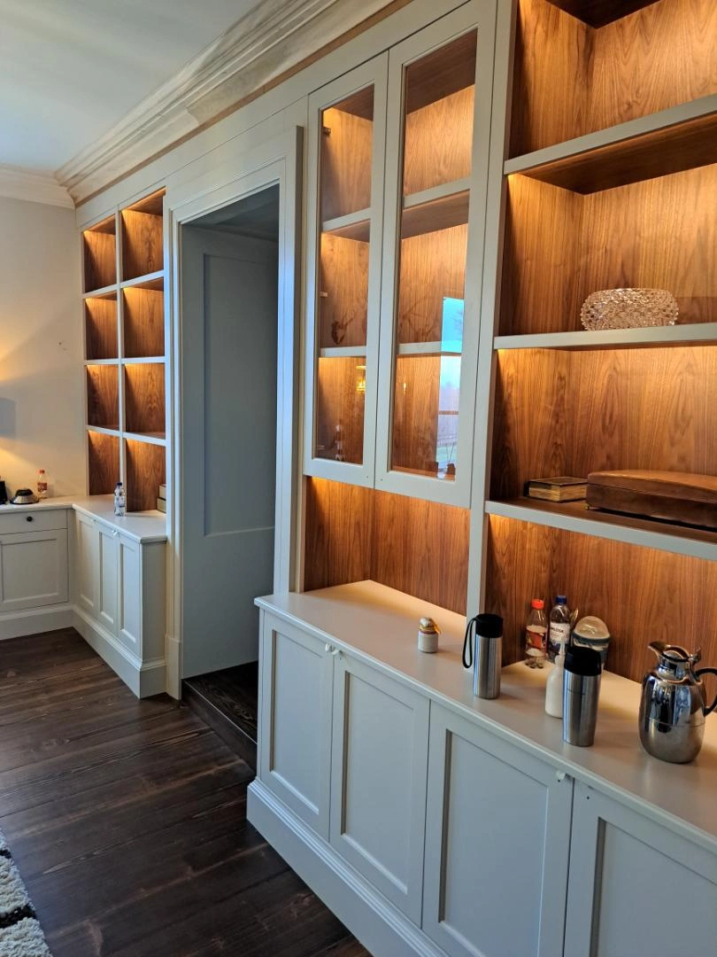 Vitrinskåp med glasdörrar