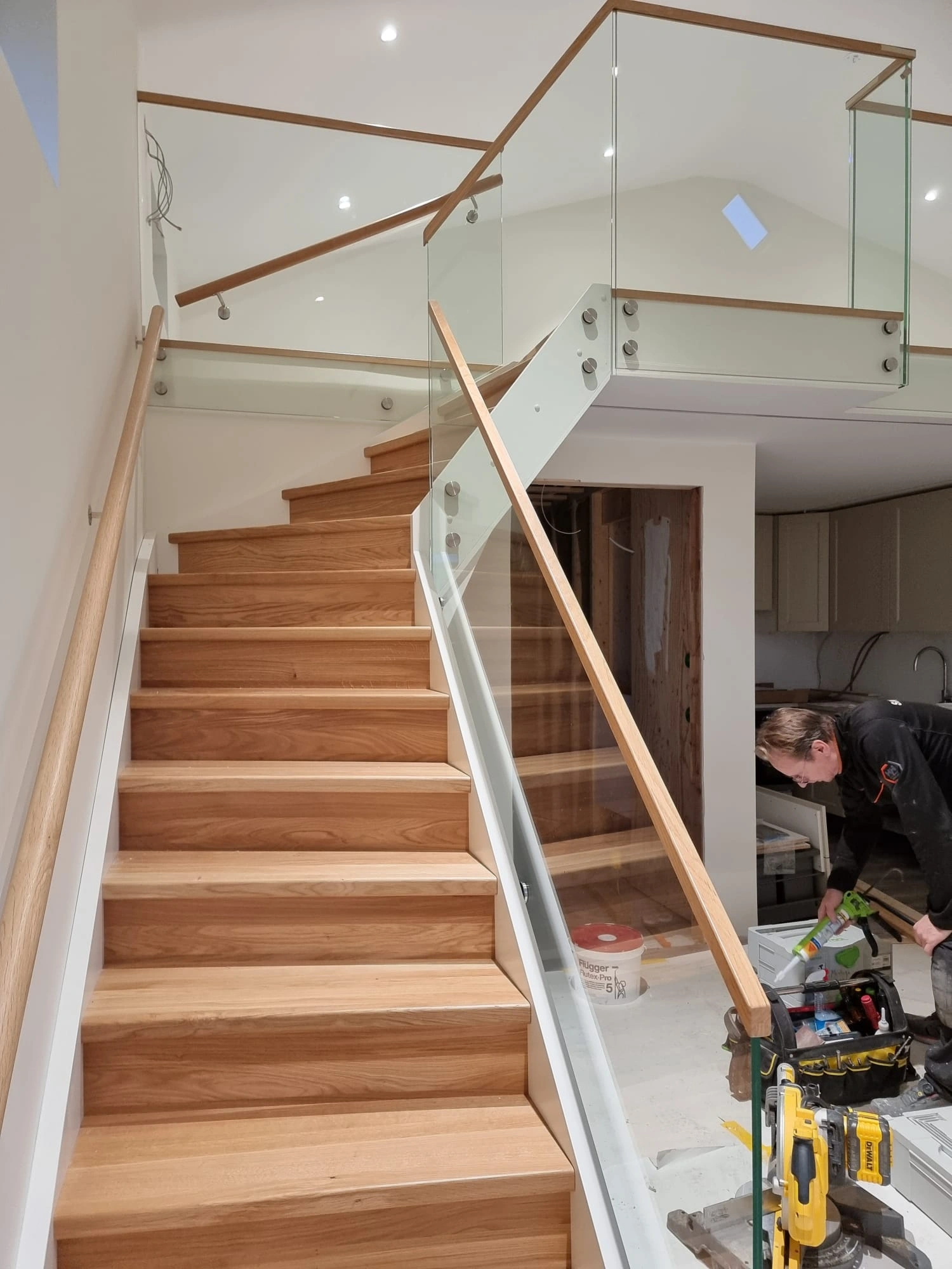 Ektrappa med glasräcke