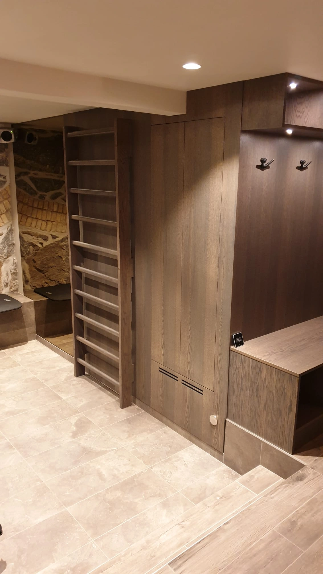 Entré med garderob och bänk