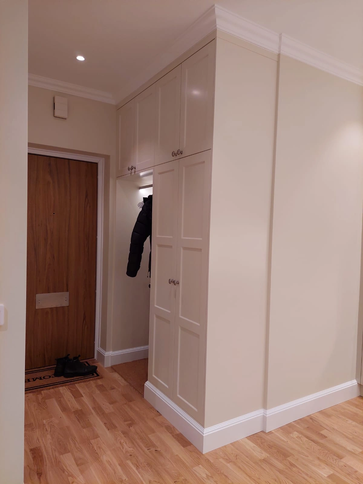 Modern trappa med glasräcke