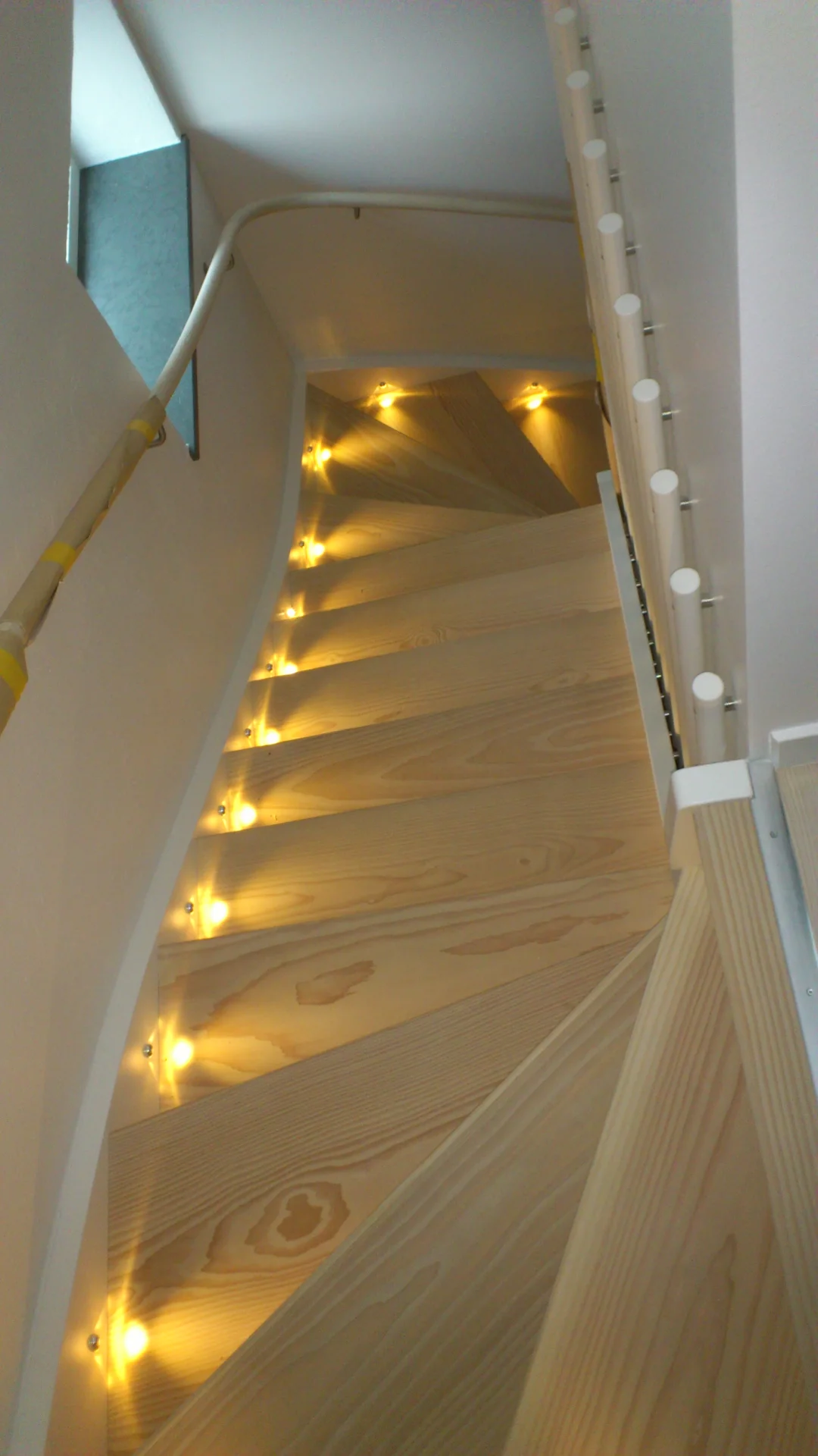 Modern trappa med ektrappsteg och glasräcke