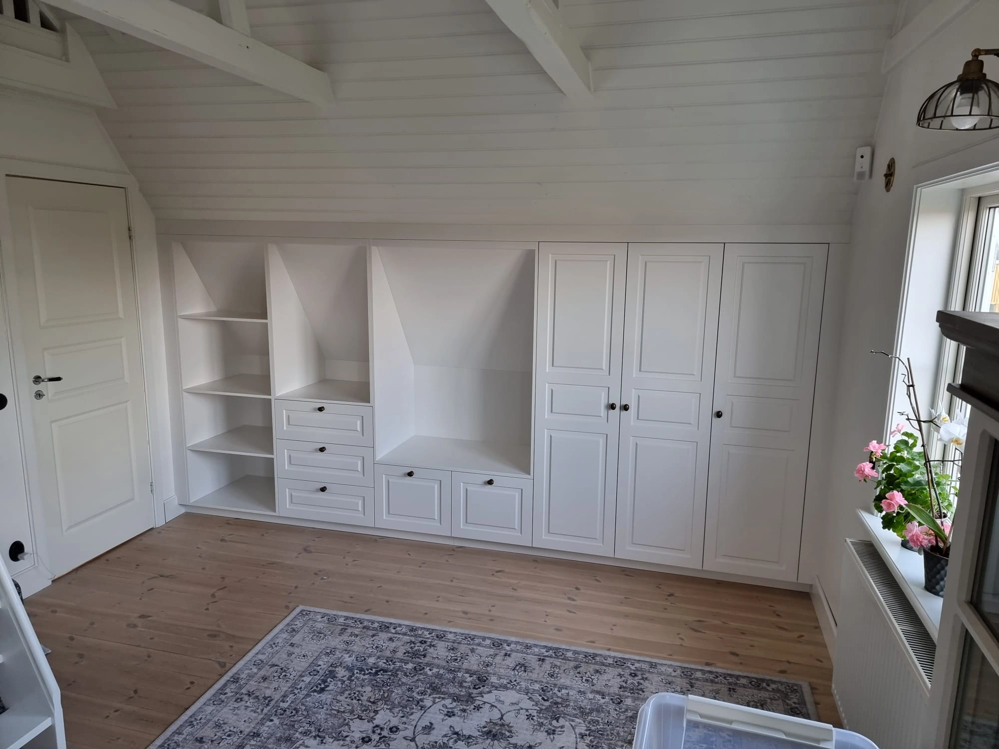 Vit TV-möbel med hyllor