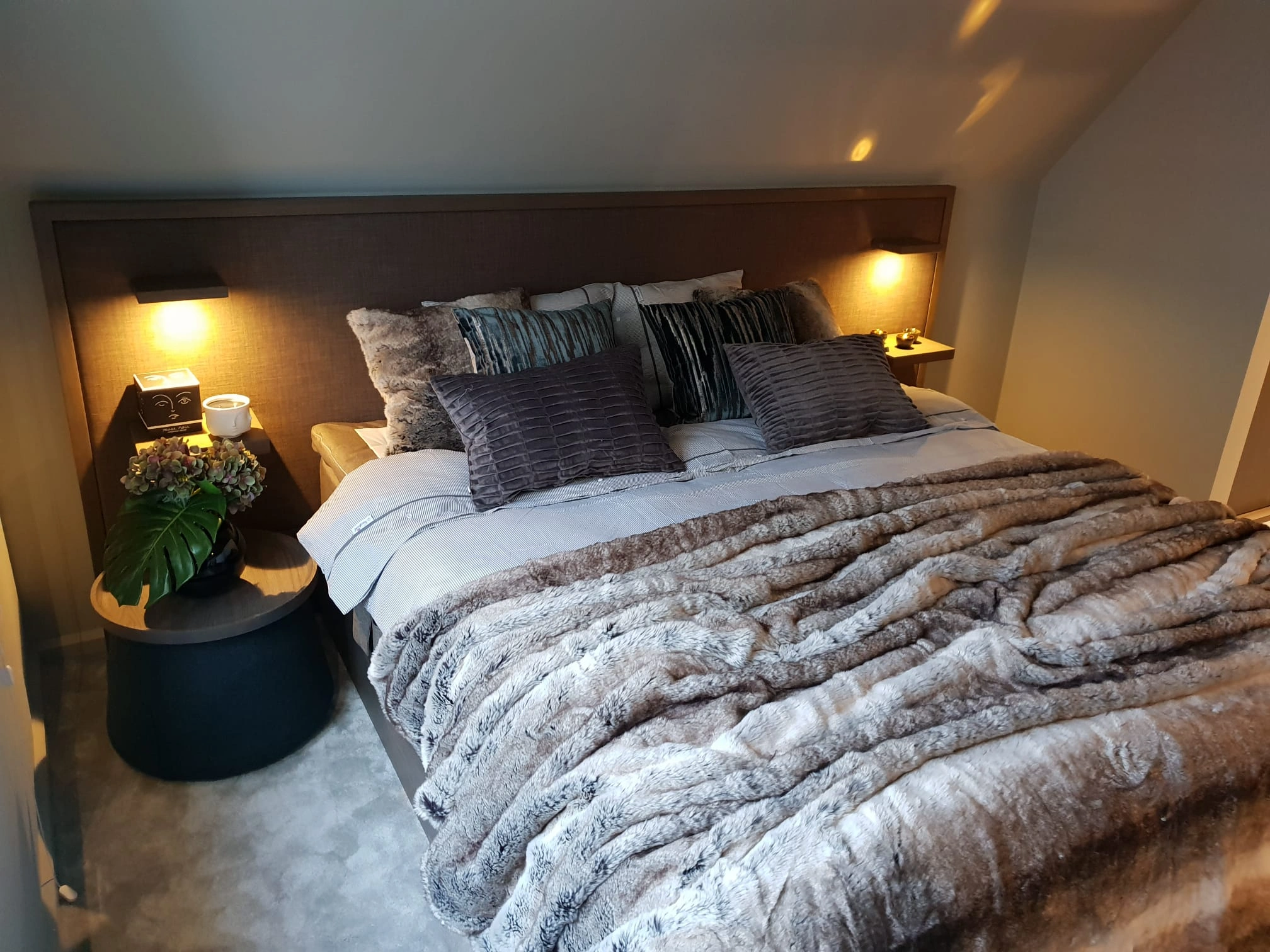 Sovrum med inbyggd sänggavel