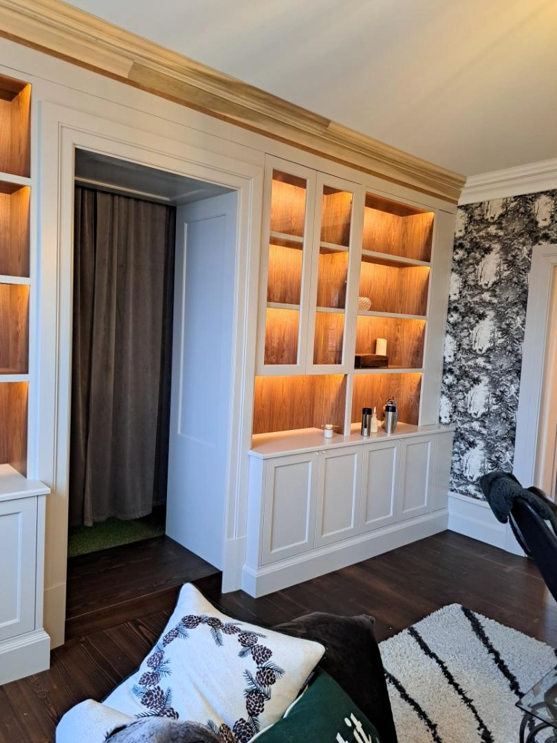 Vitrinskåp med belysning