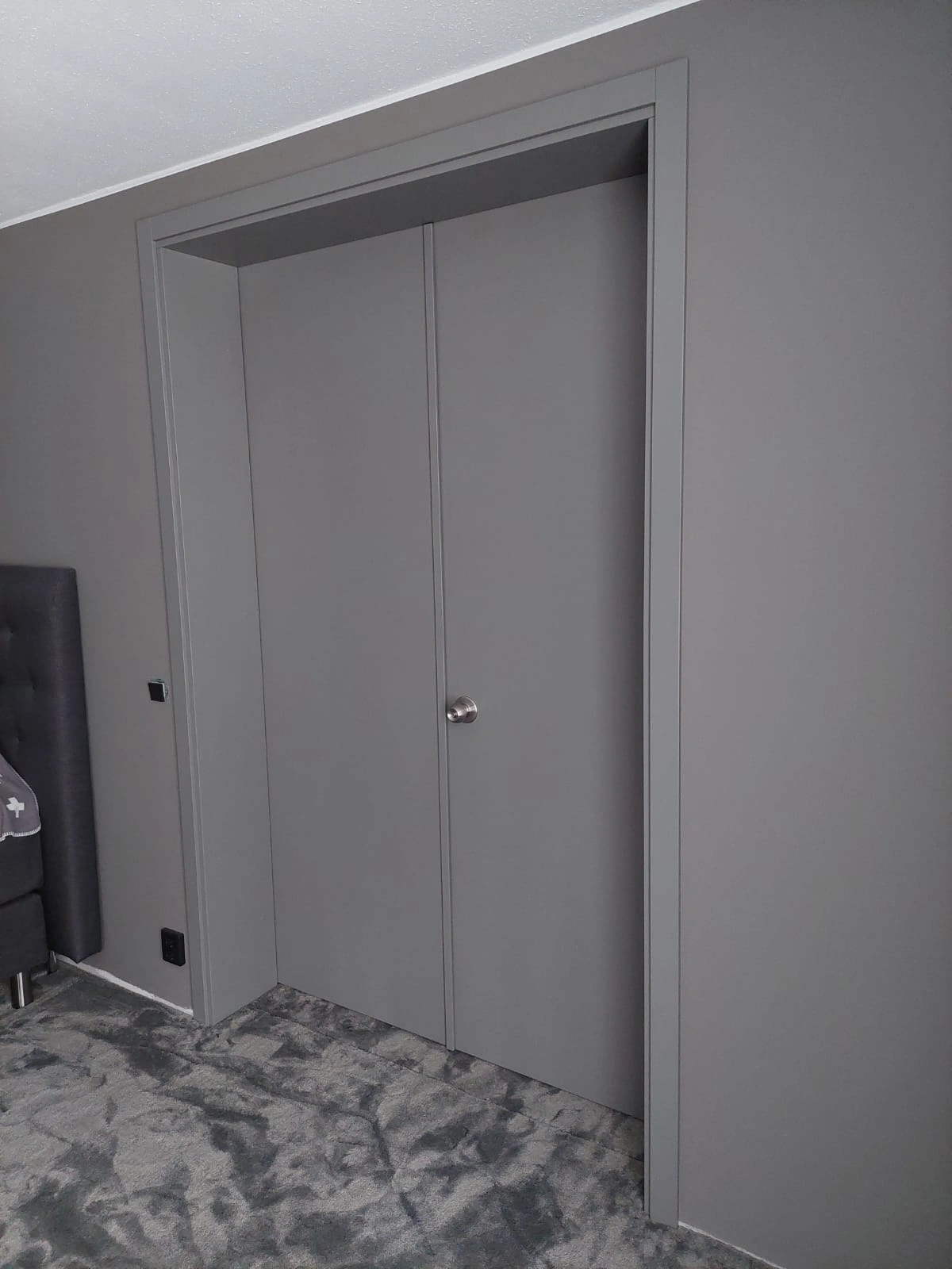 Grå skjutdörrar garderob