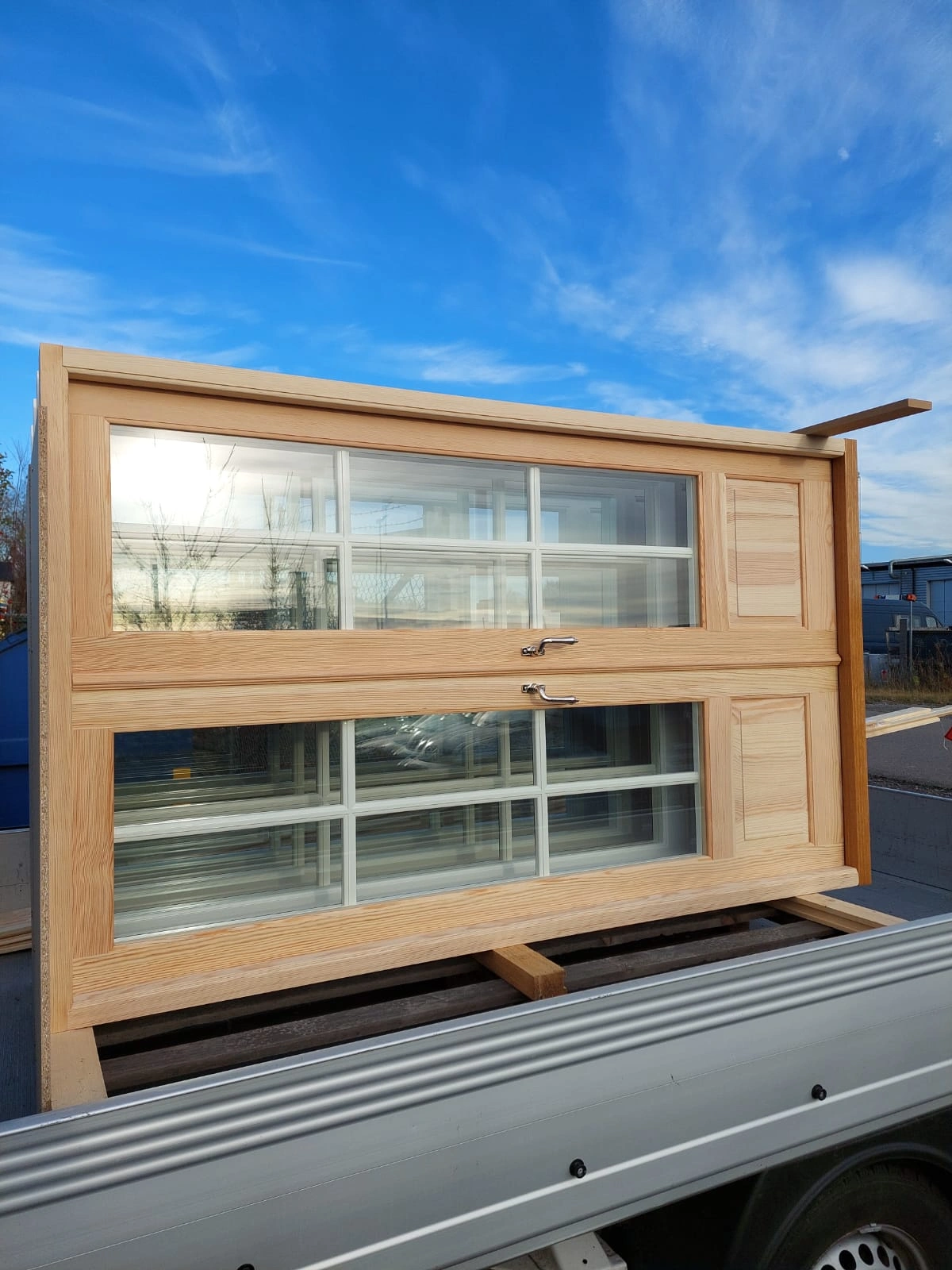 Receptionsdisk med räfflat trä