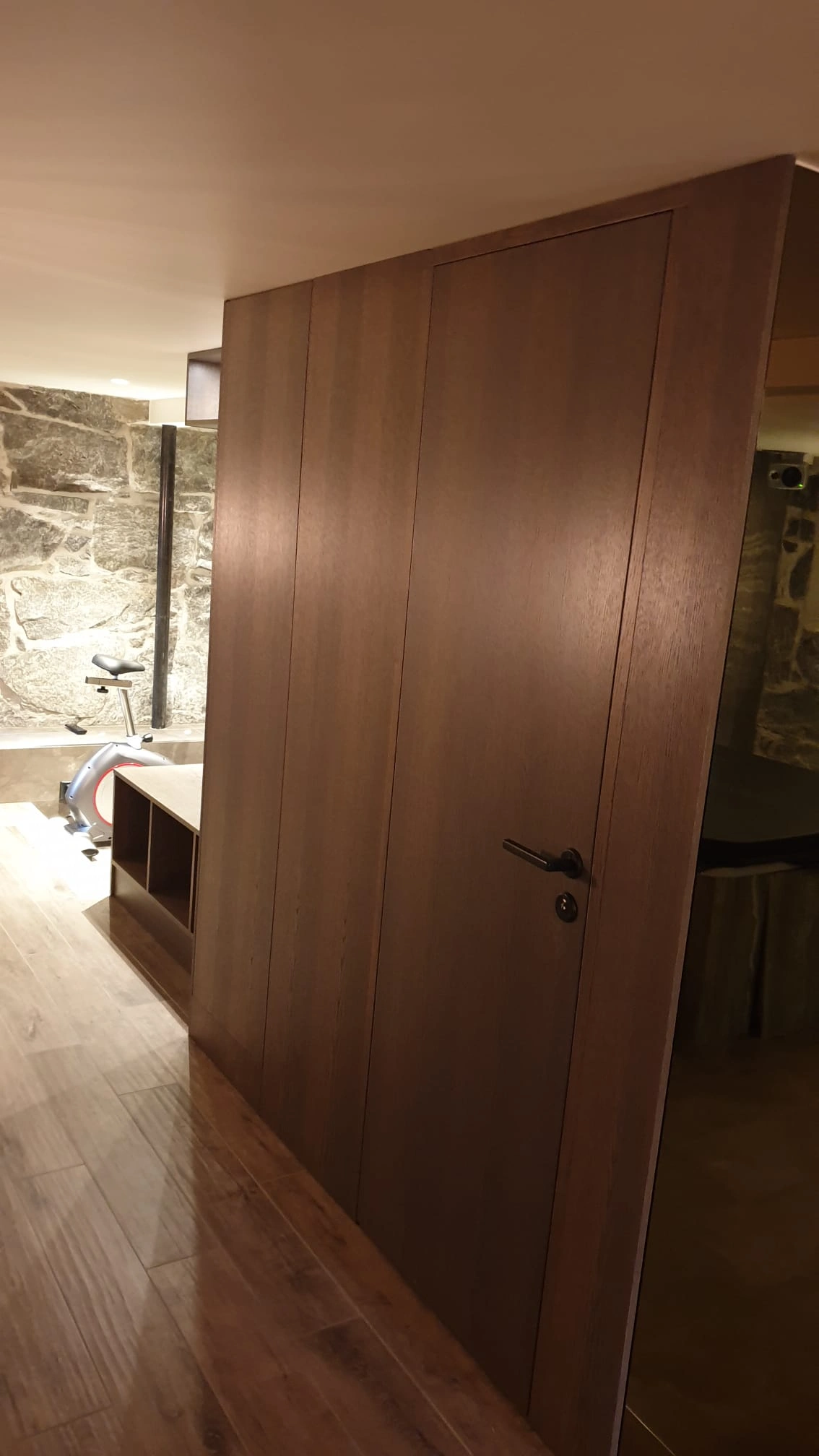 Garderob med träskjutdörrar