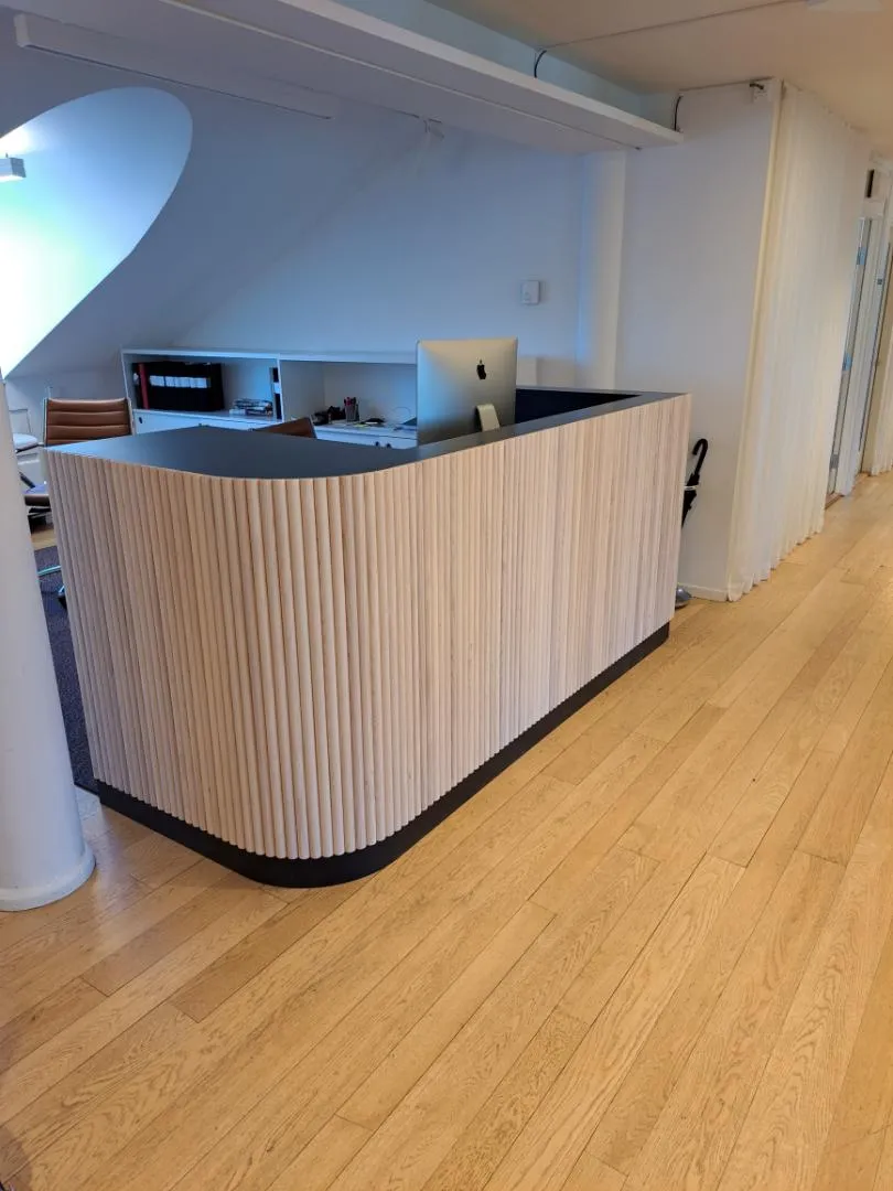 Receptionsdisk med trälameller