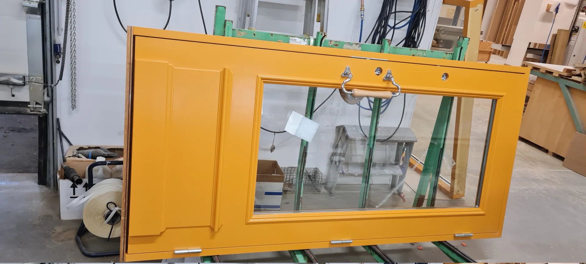 Vit spegeldörr monterad