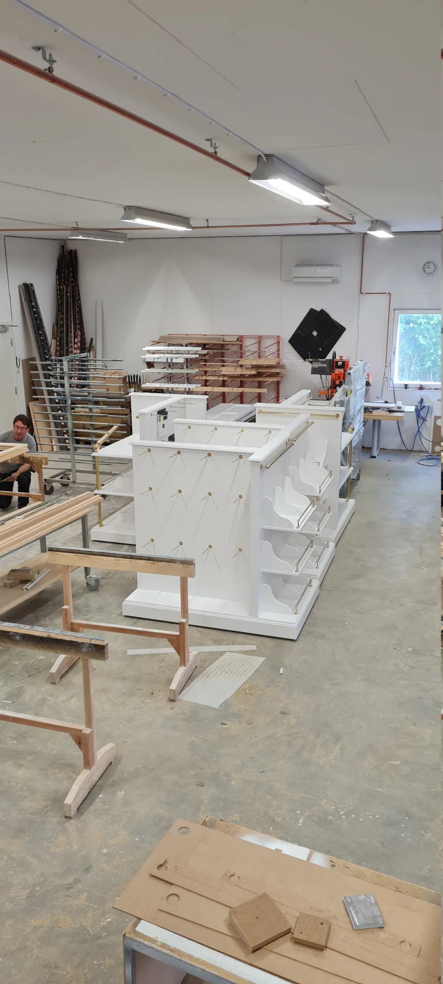 Snickeriverkstad med arbetsbord och verktyg