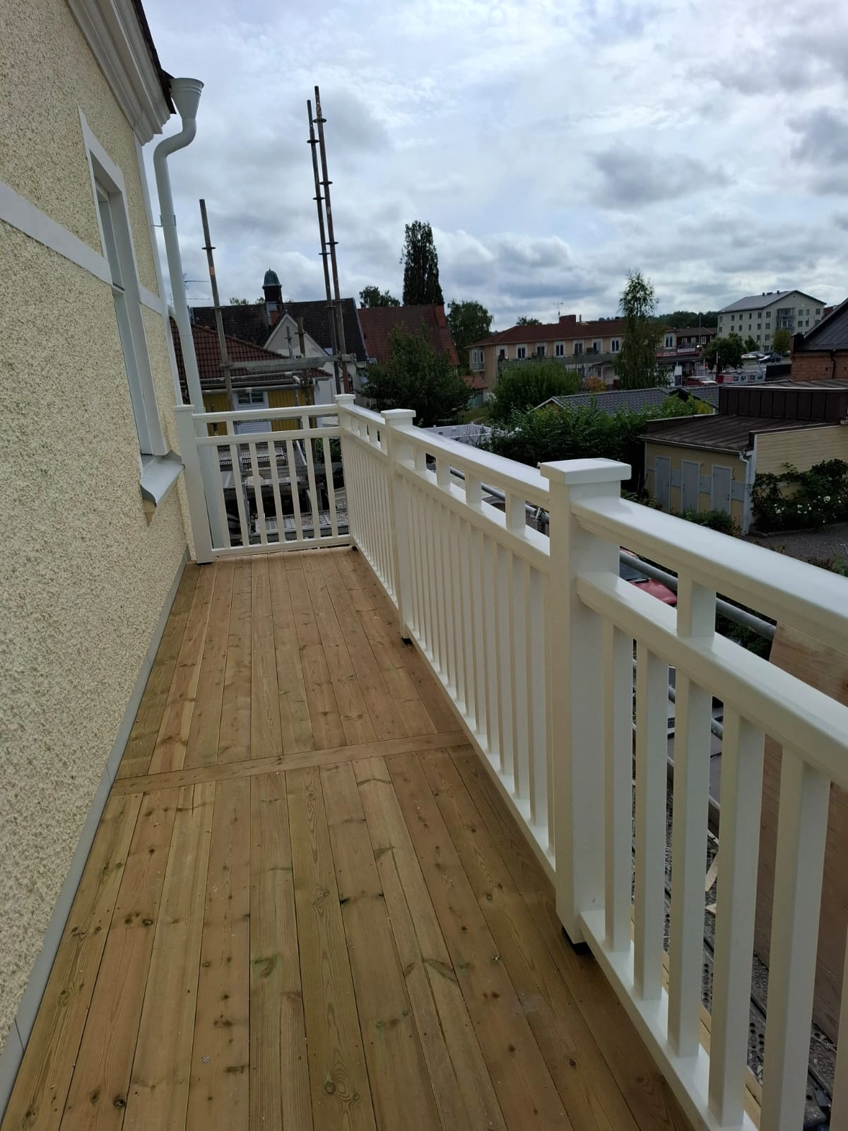 Balkong med vitt räcke