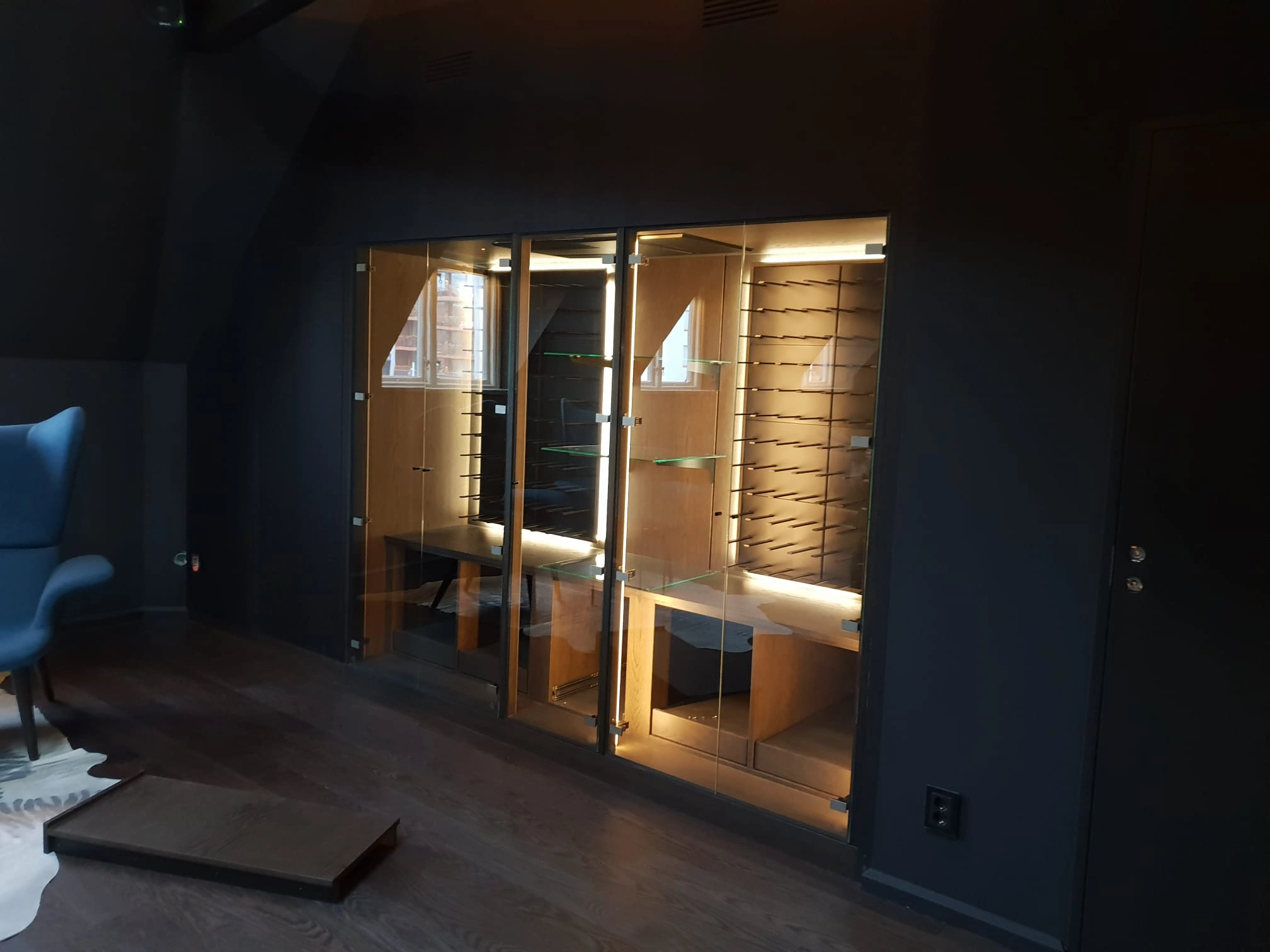 Glasvitrin med träinredning