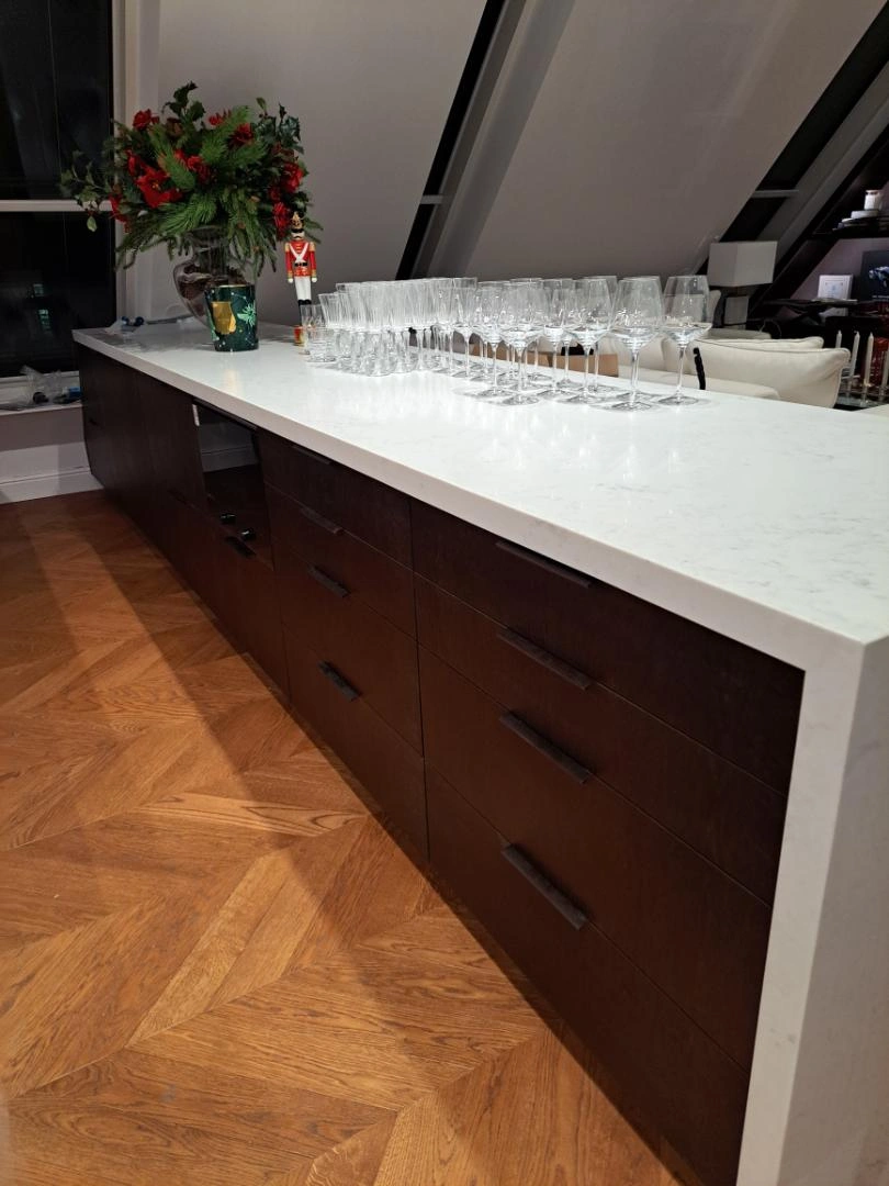 Köksö i mörkt trä med marmor