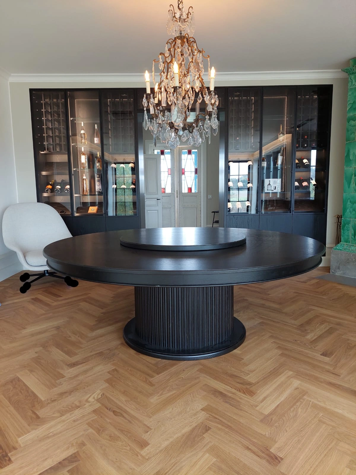 Runt matbord med vitrinskåp