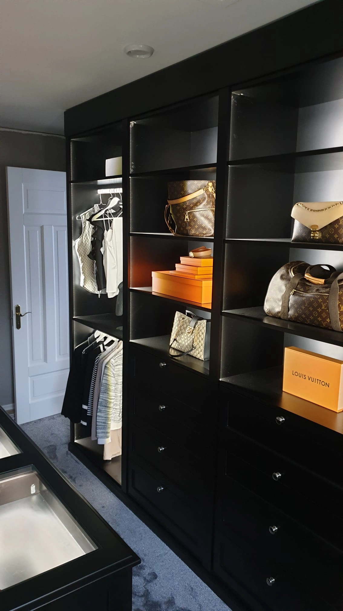 Svart garderob med Louis Vuitton