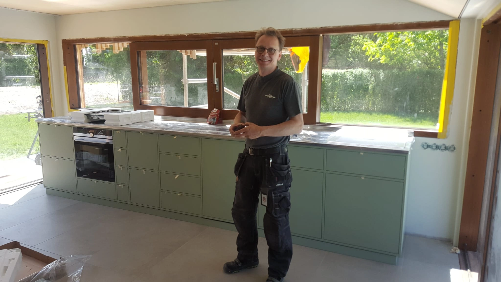 Mintgrönt kök under montering