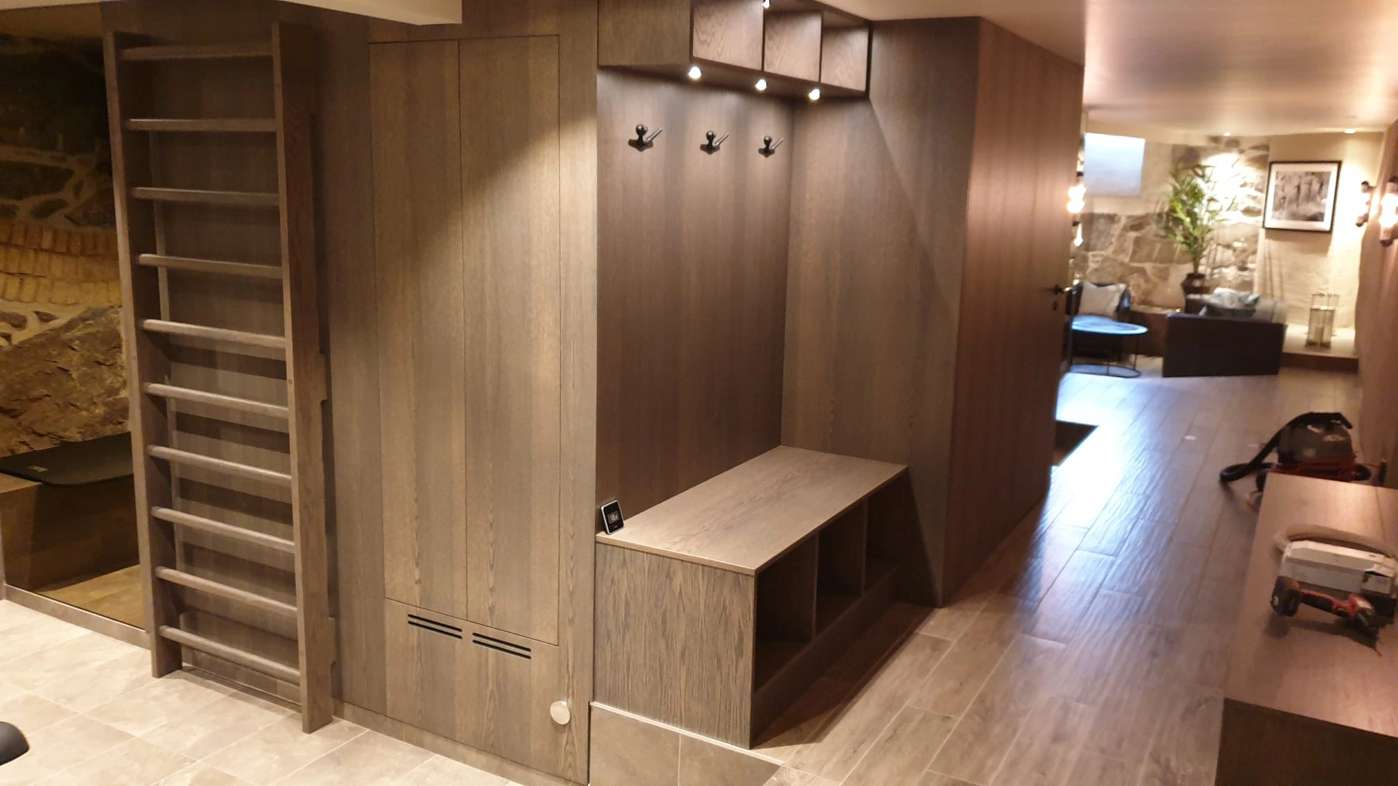 Serveringsskåp med vinkyl