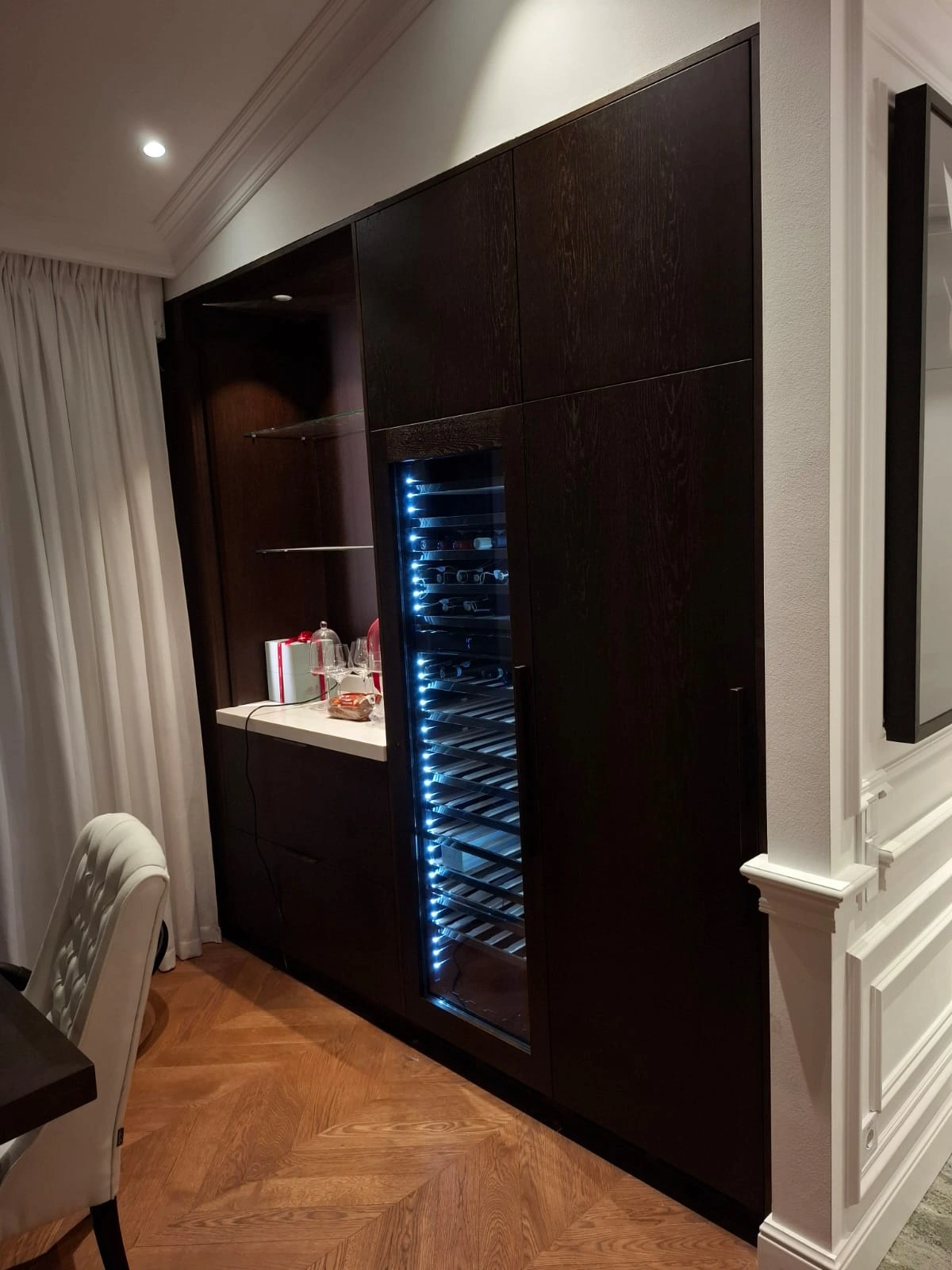 Mörk bokhylla med böcker