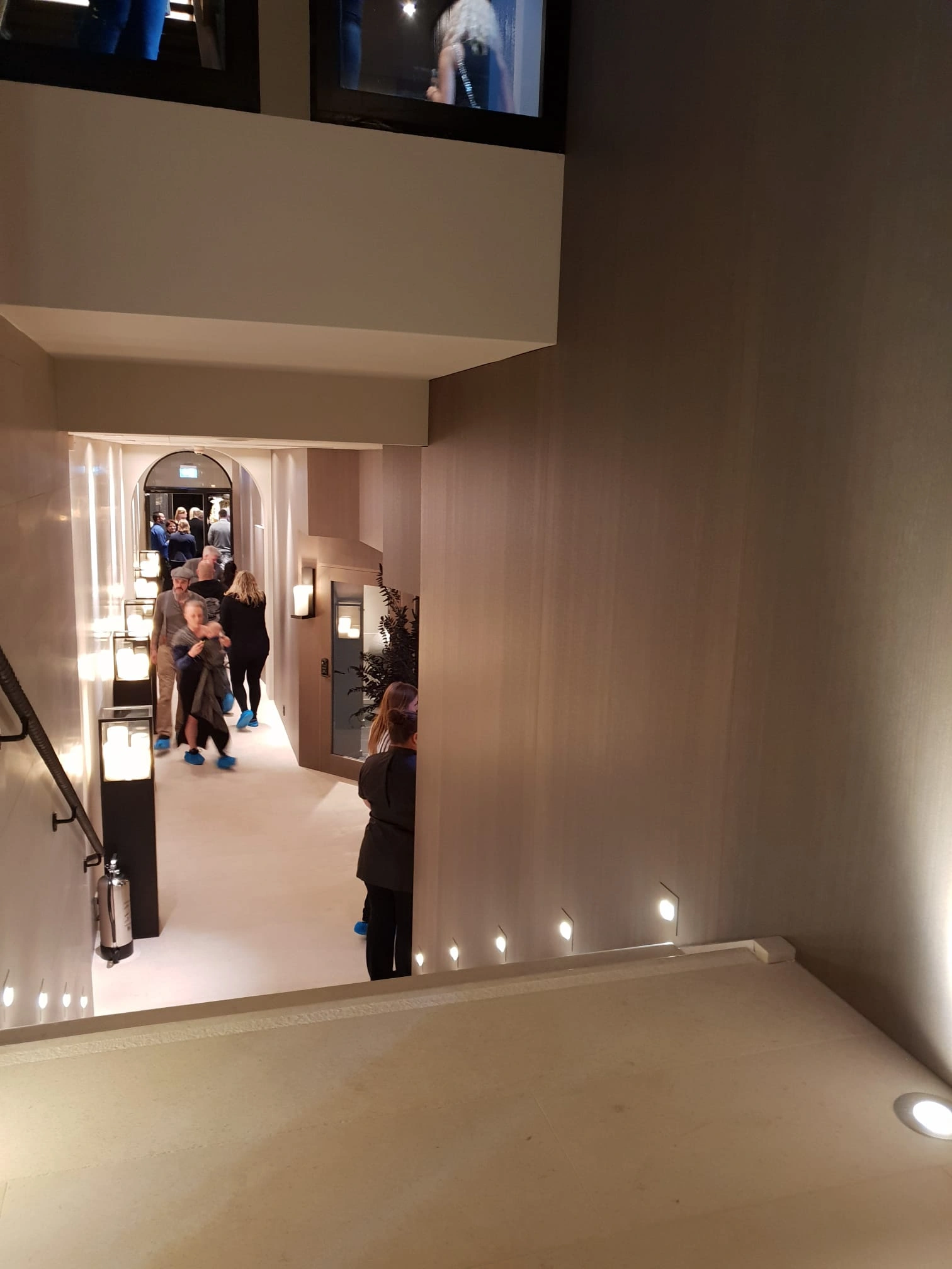 Sänggavel med inbyggt nattduksbord