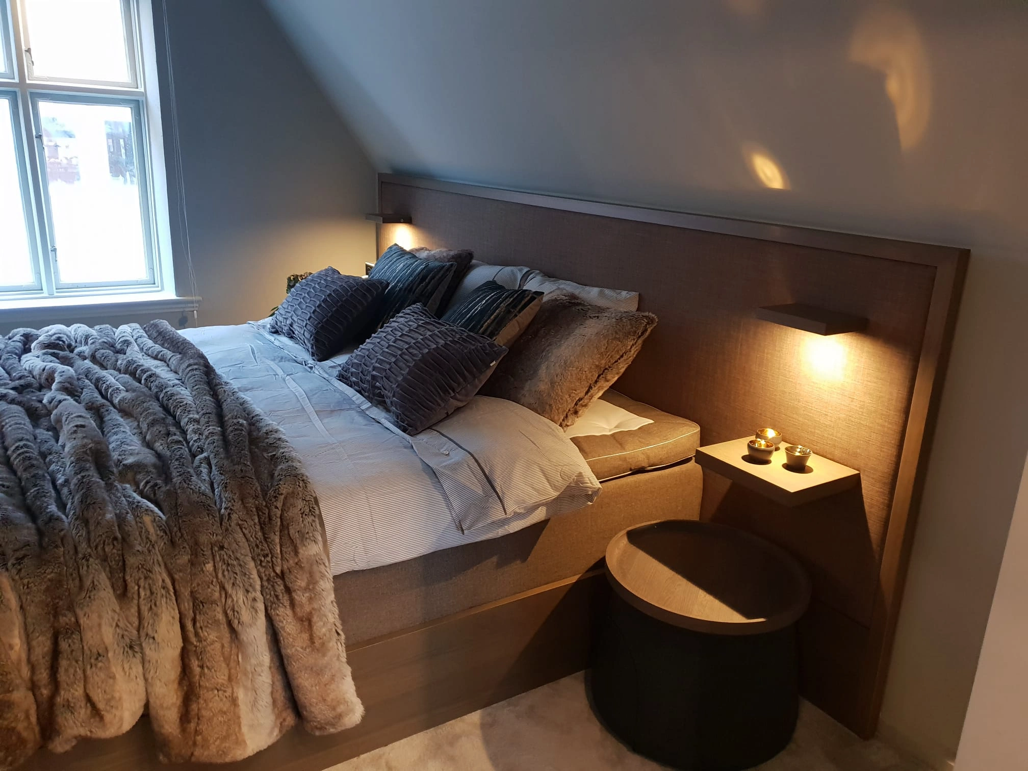 Lyxigt vardagsrum med platsbyggd bokhylla