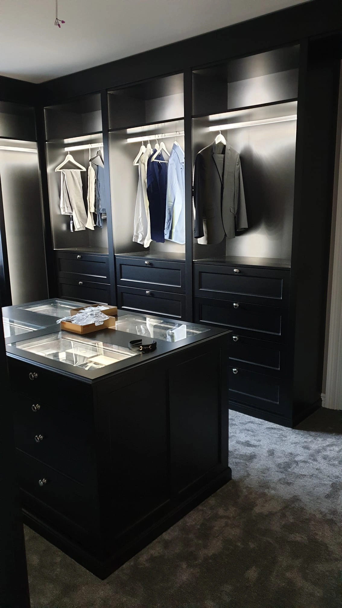 Walk-in closet med belysning