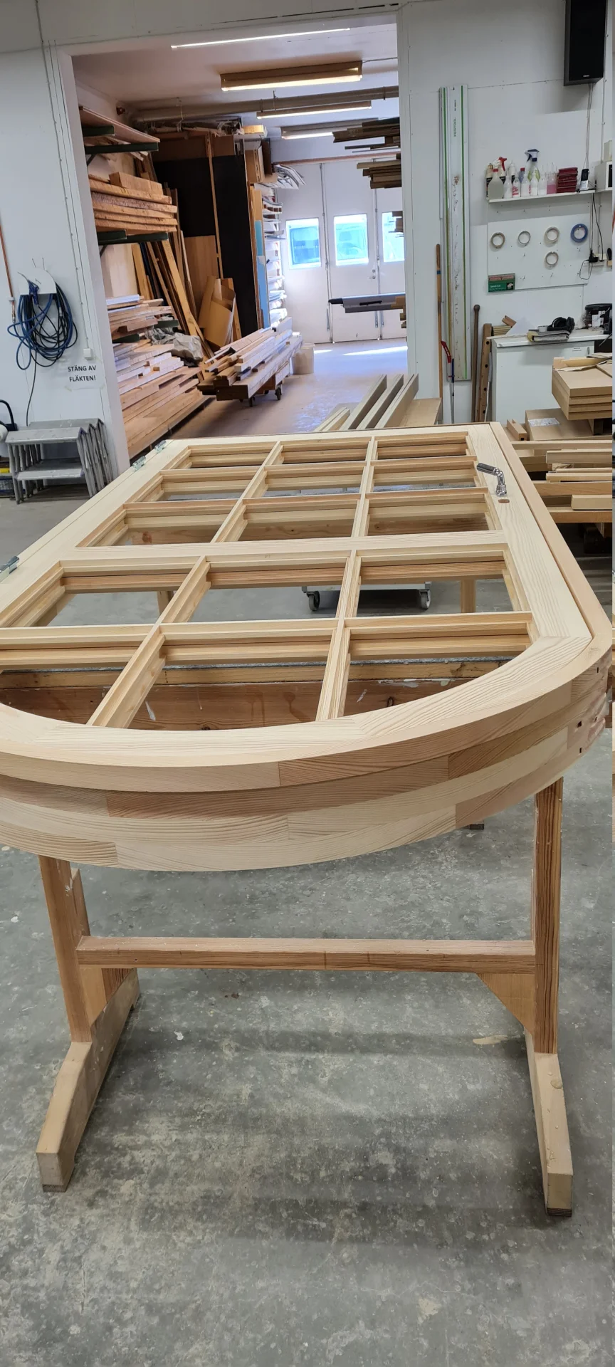 Verkstad med hyvelbänk och snickeriverktyg